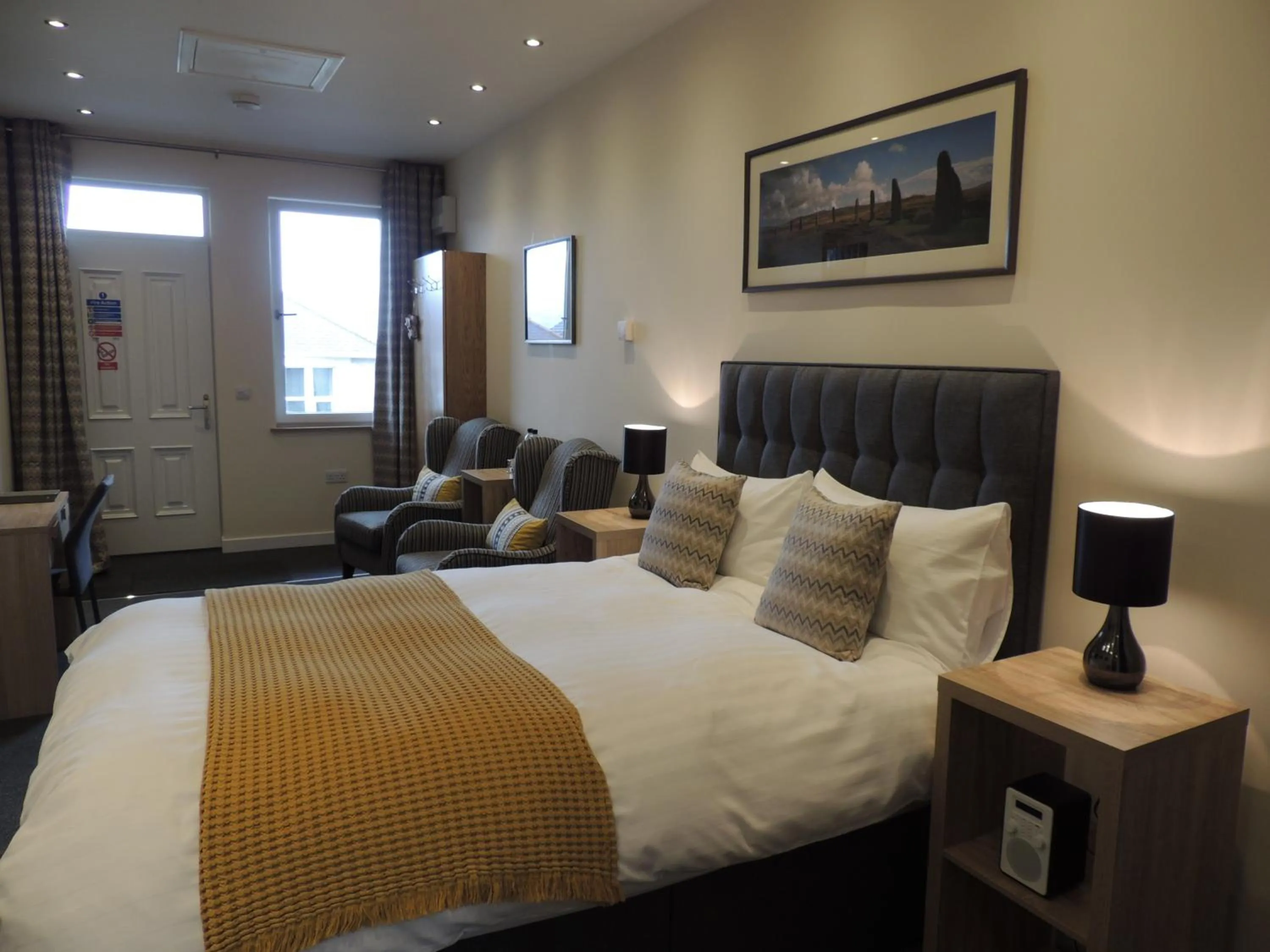 Photo of the whole room, Bed in Heatherlea