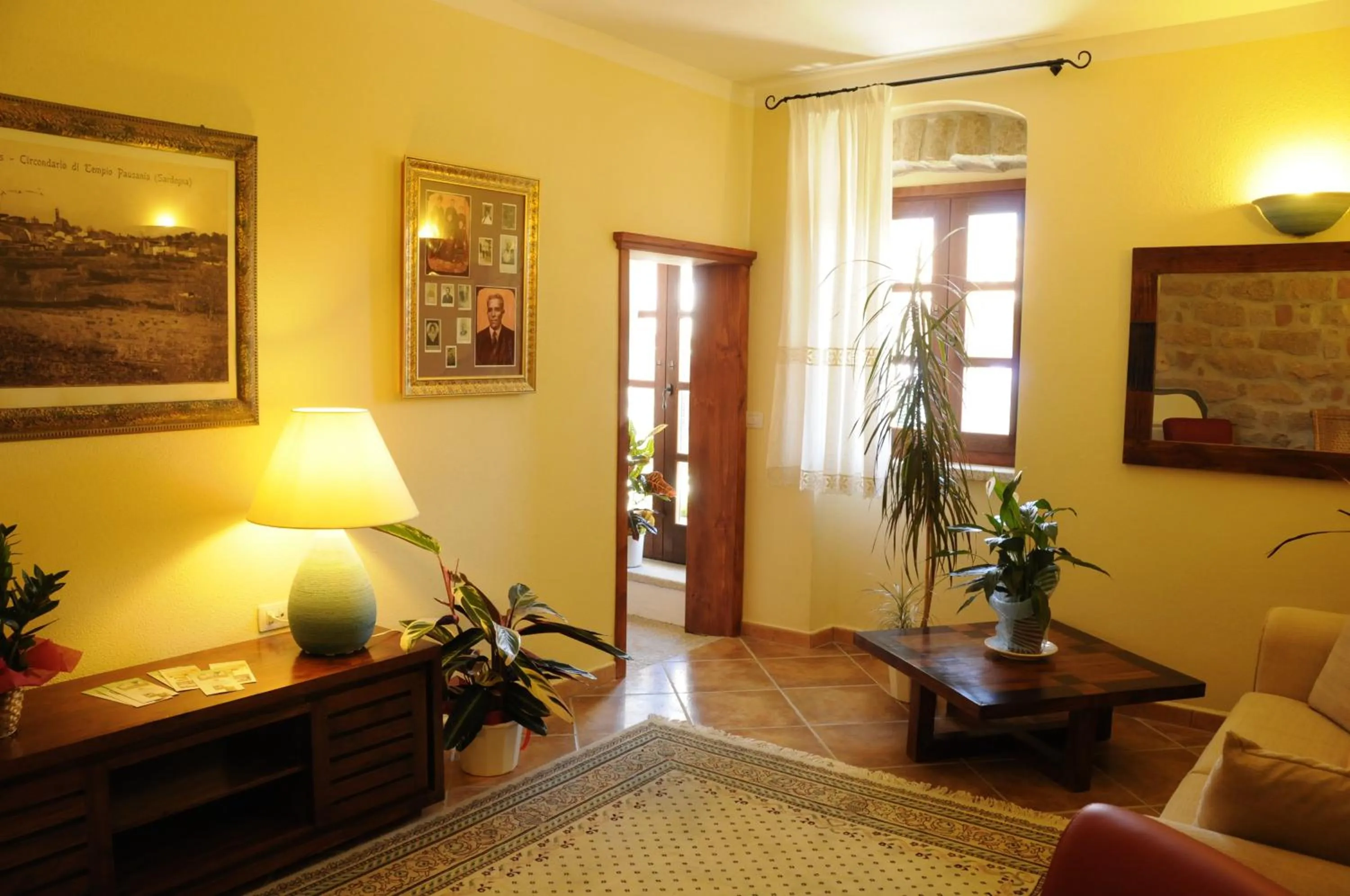 Communal lounge/ TV room in La Casa Di Babbai