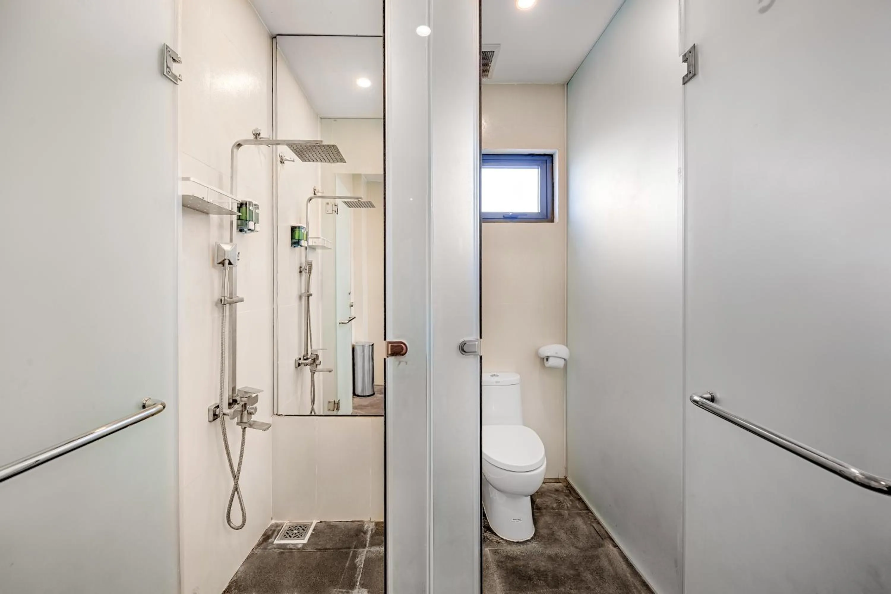 Shower in Danang Capsule Hotel & Rooftop Bar