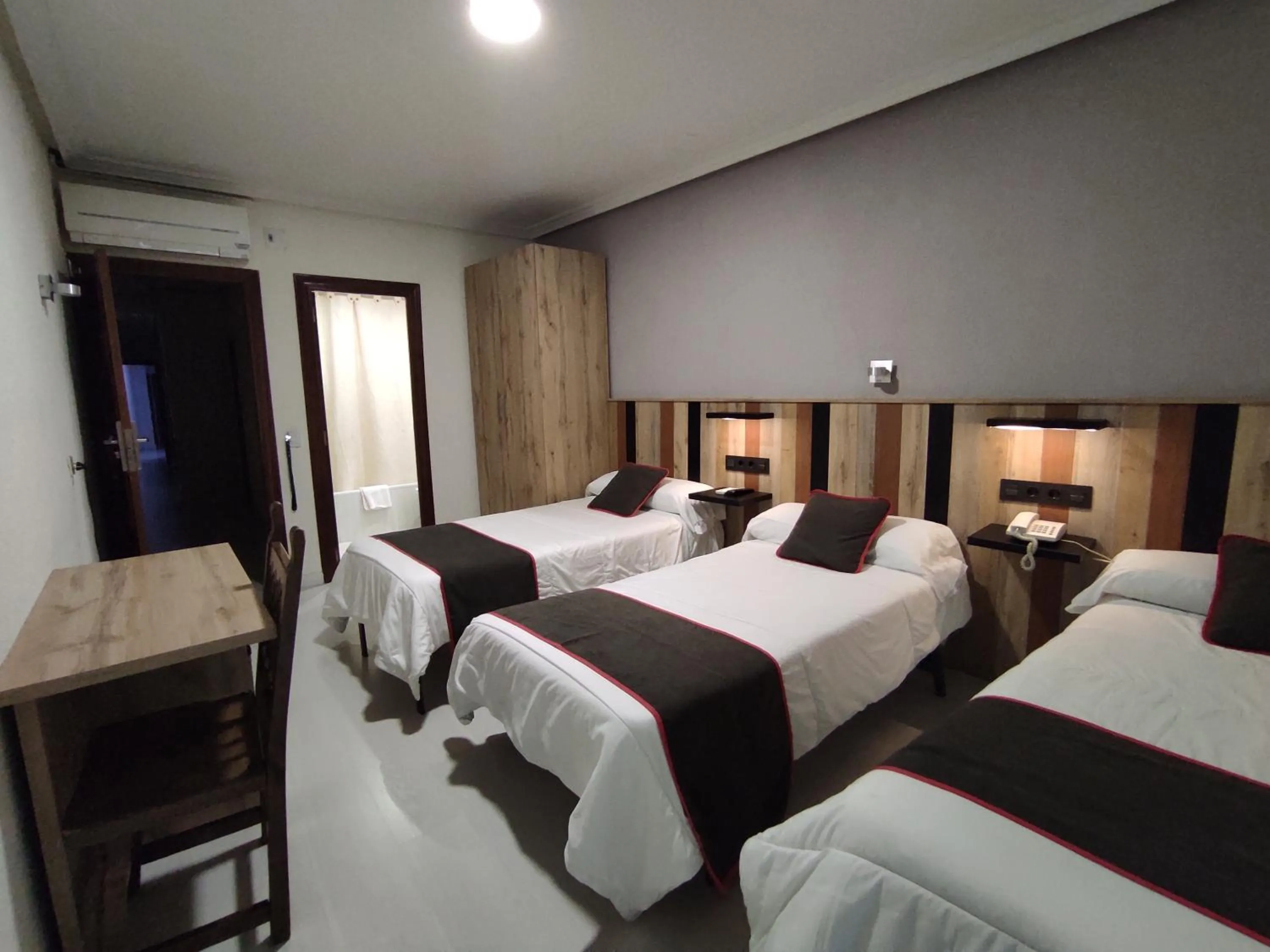 Bedroom, Bed in Emperatriz II