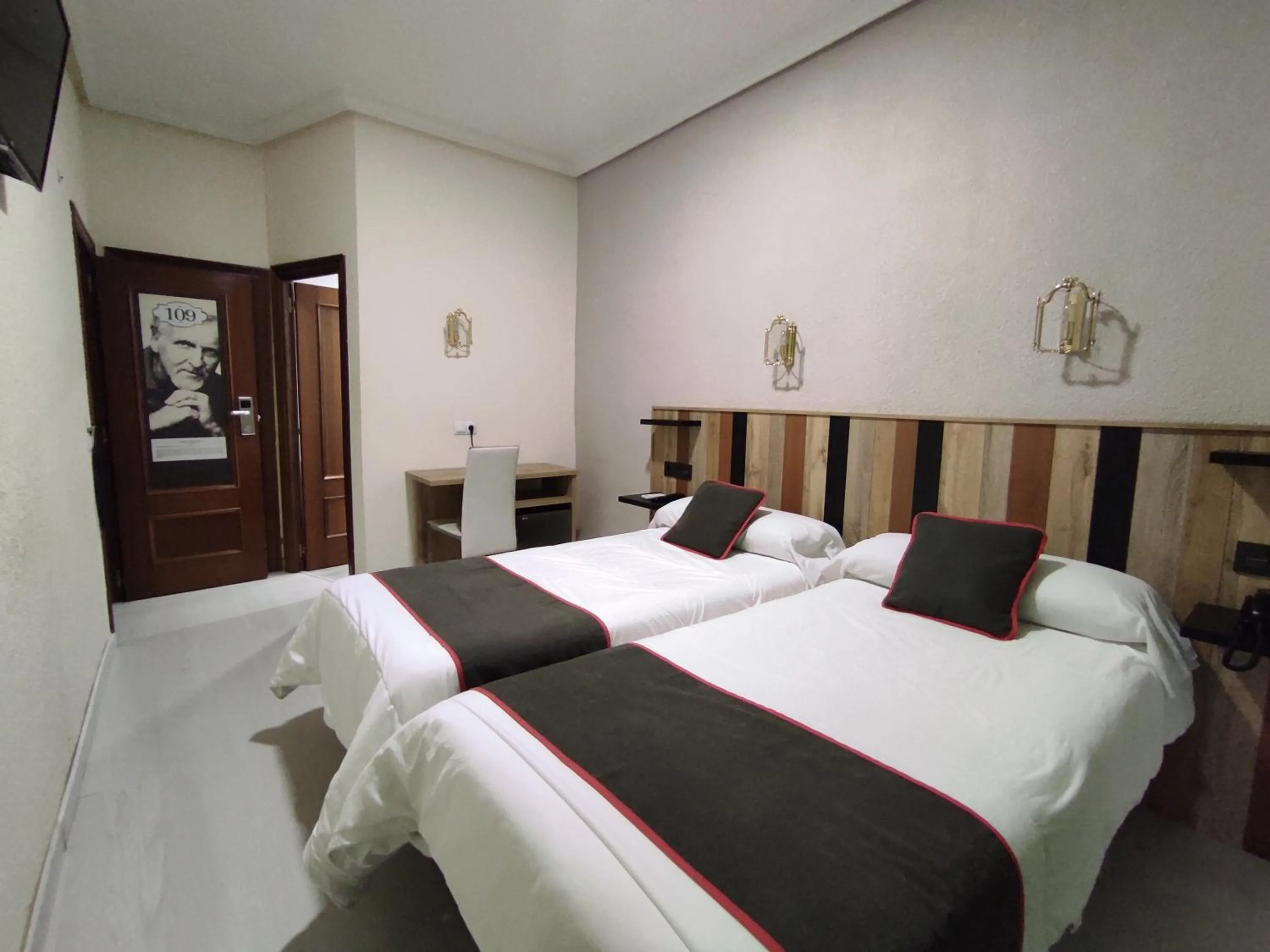 Bedroom, Bed in Emperatriz II