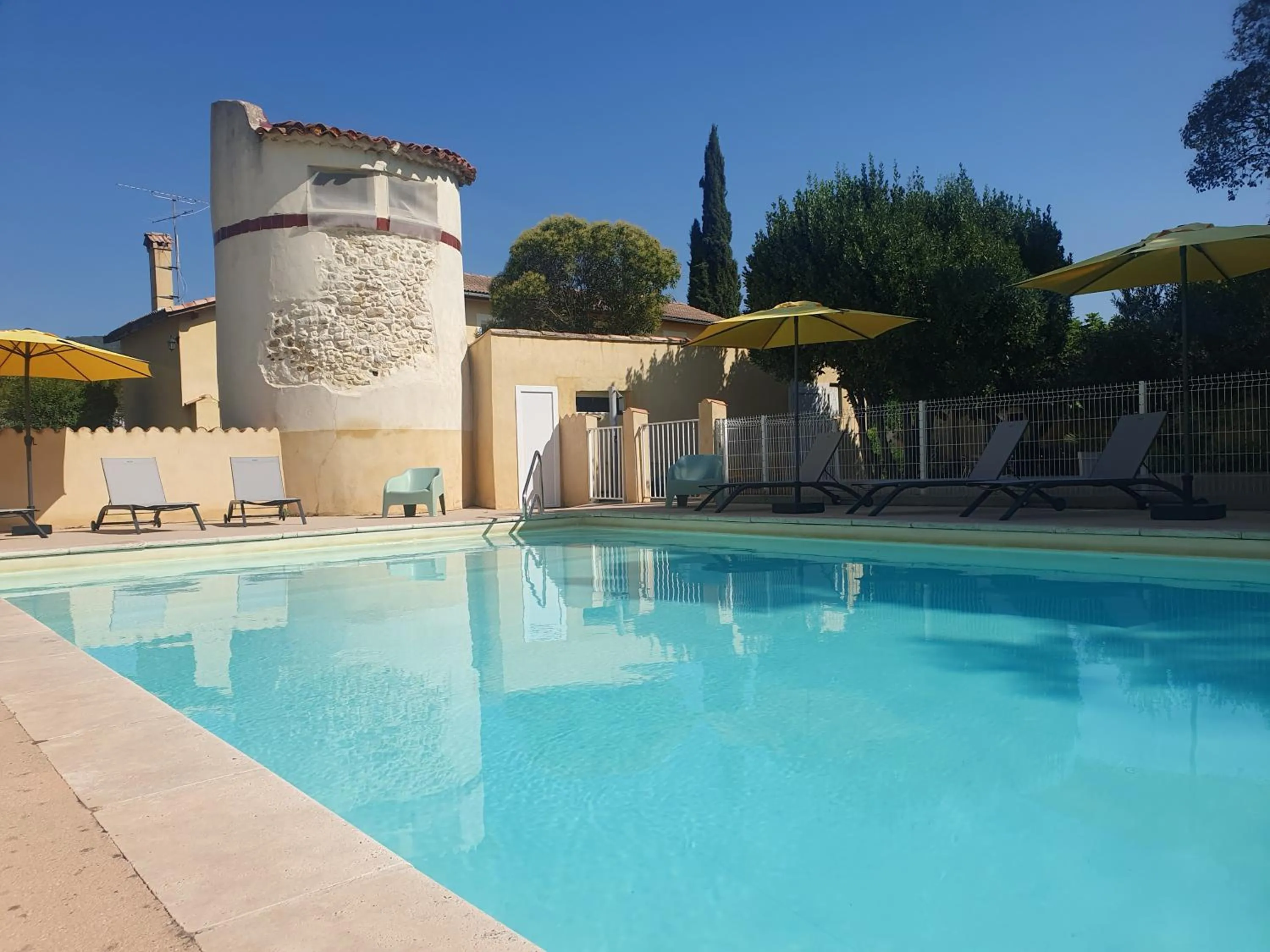 Swimming pool in Le Mas des Quintrands Manosque - Motel de charme