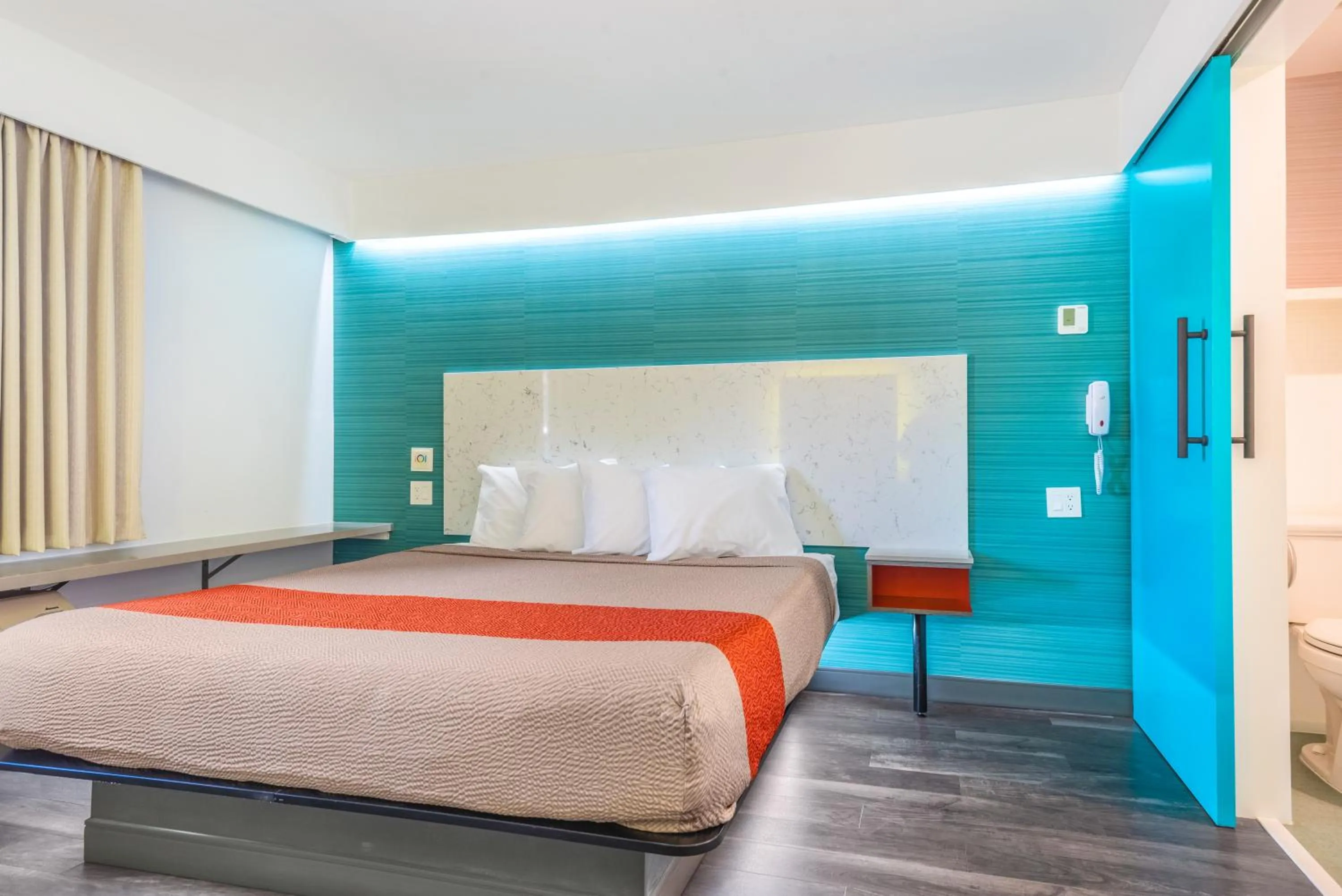 Bedroom, Bed in Solo Motel Broadway