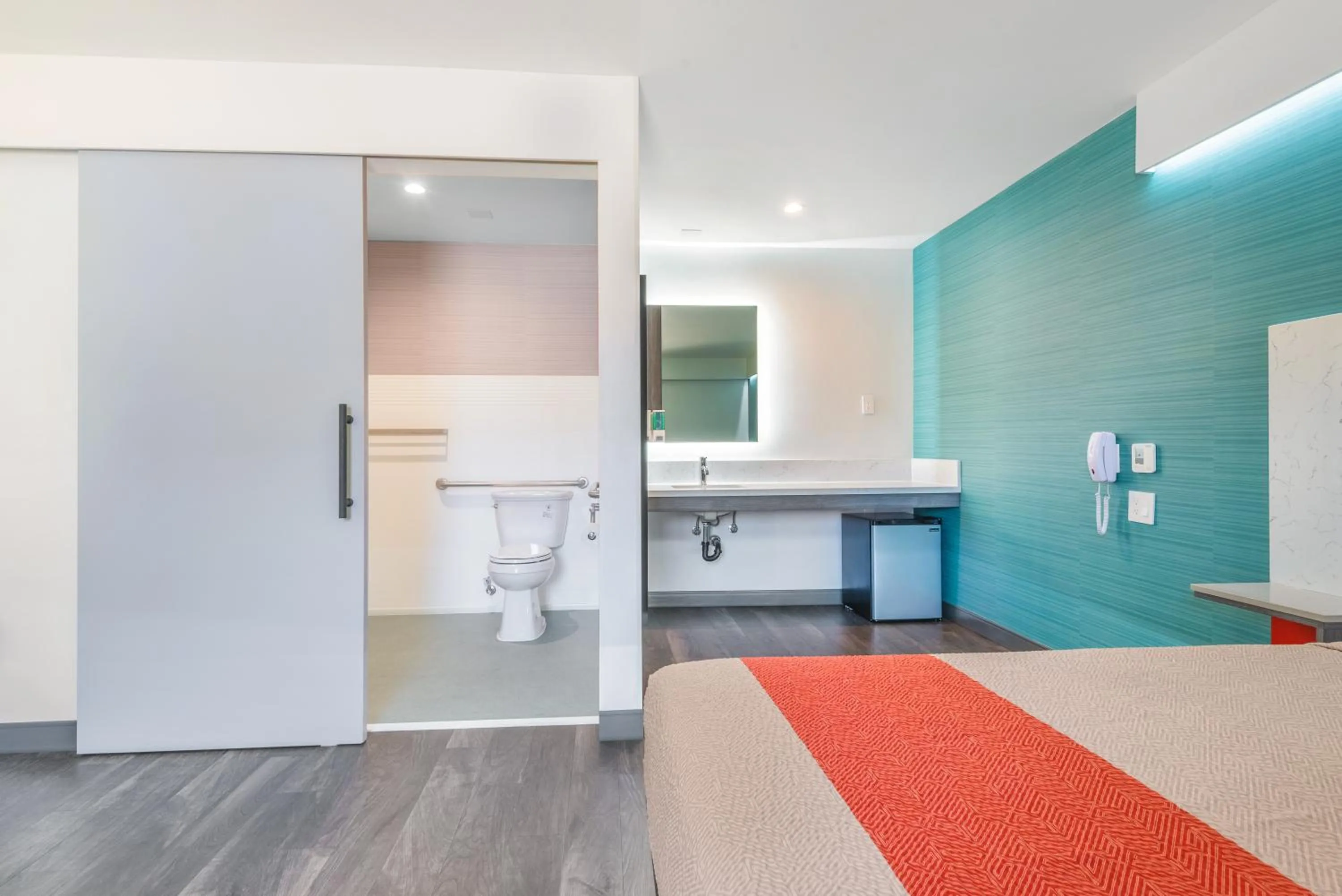 Toilet, Bed in Solo Motel Broadway