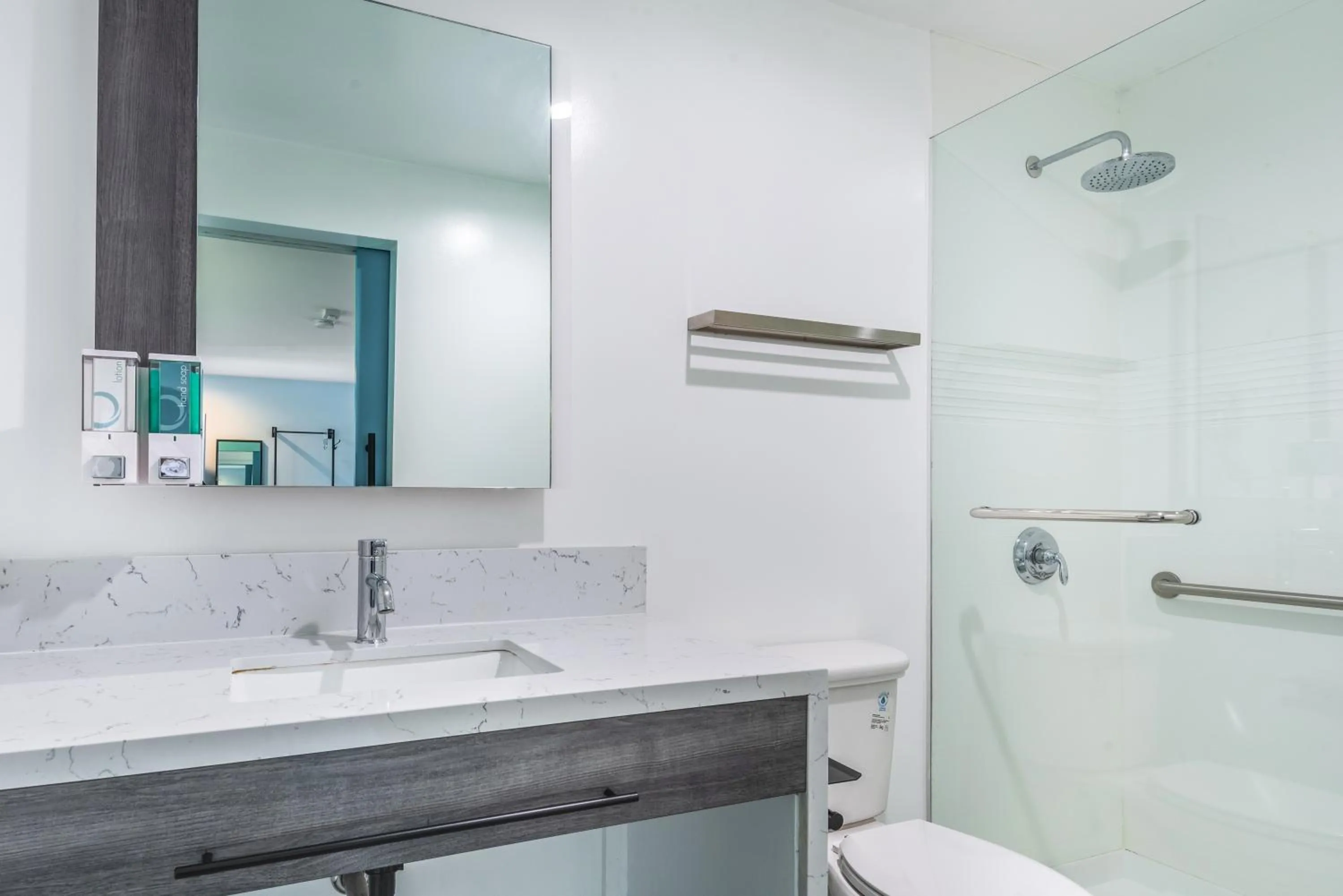 Shower in Solo Motel Broadway