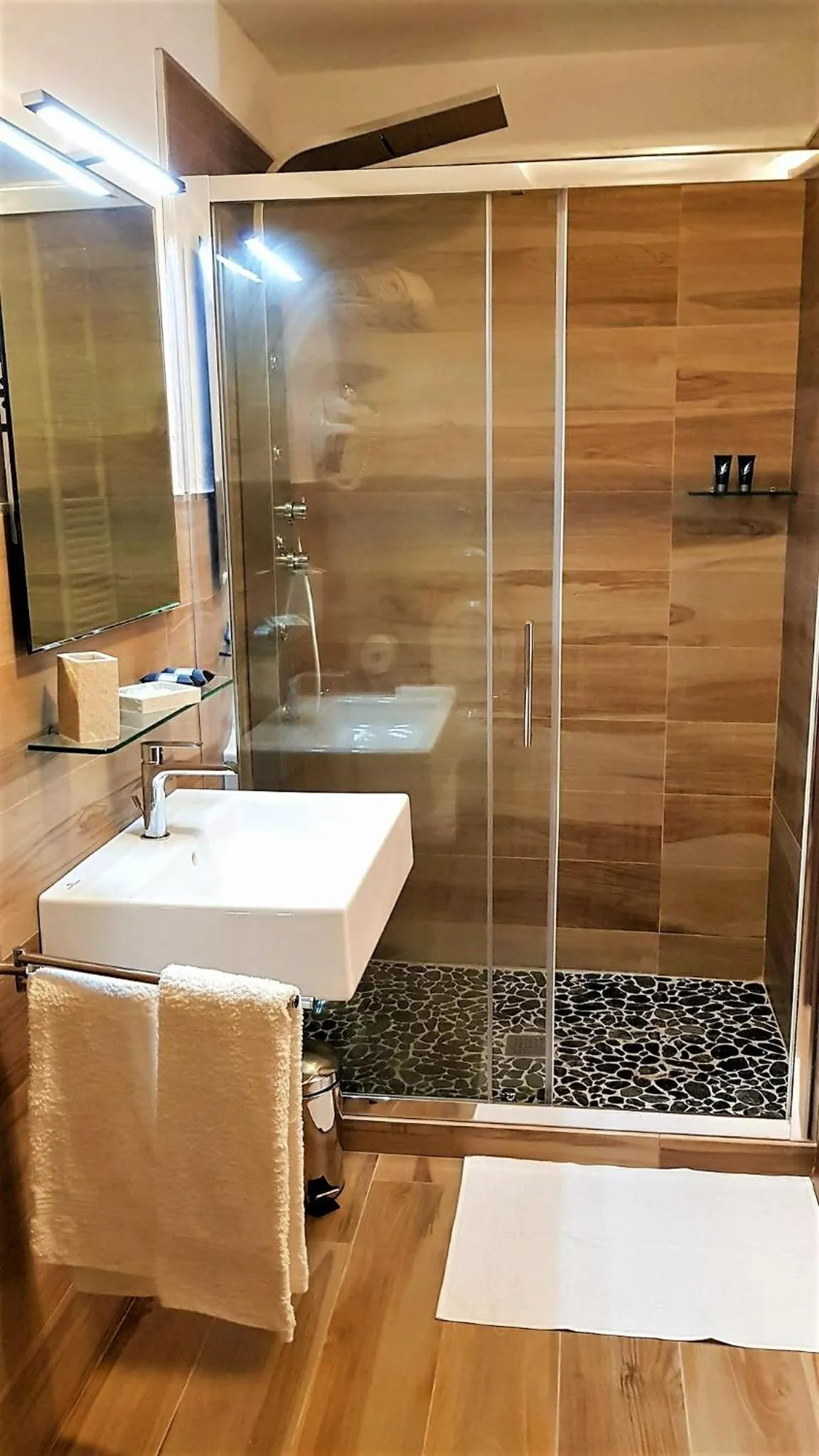 Shower in Sunset Bed and Breakfast