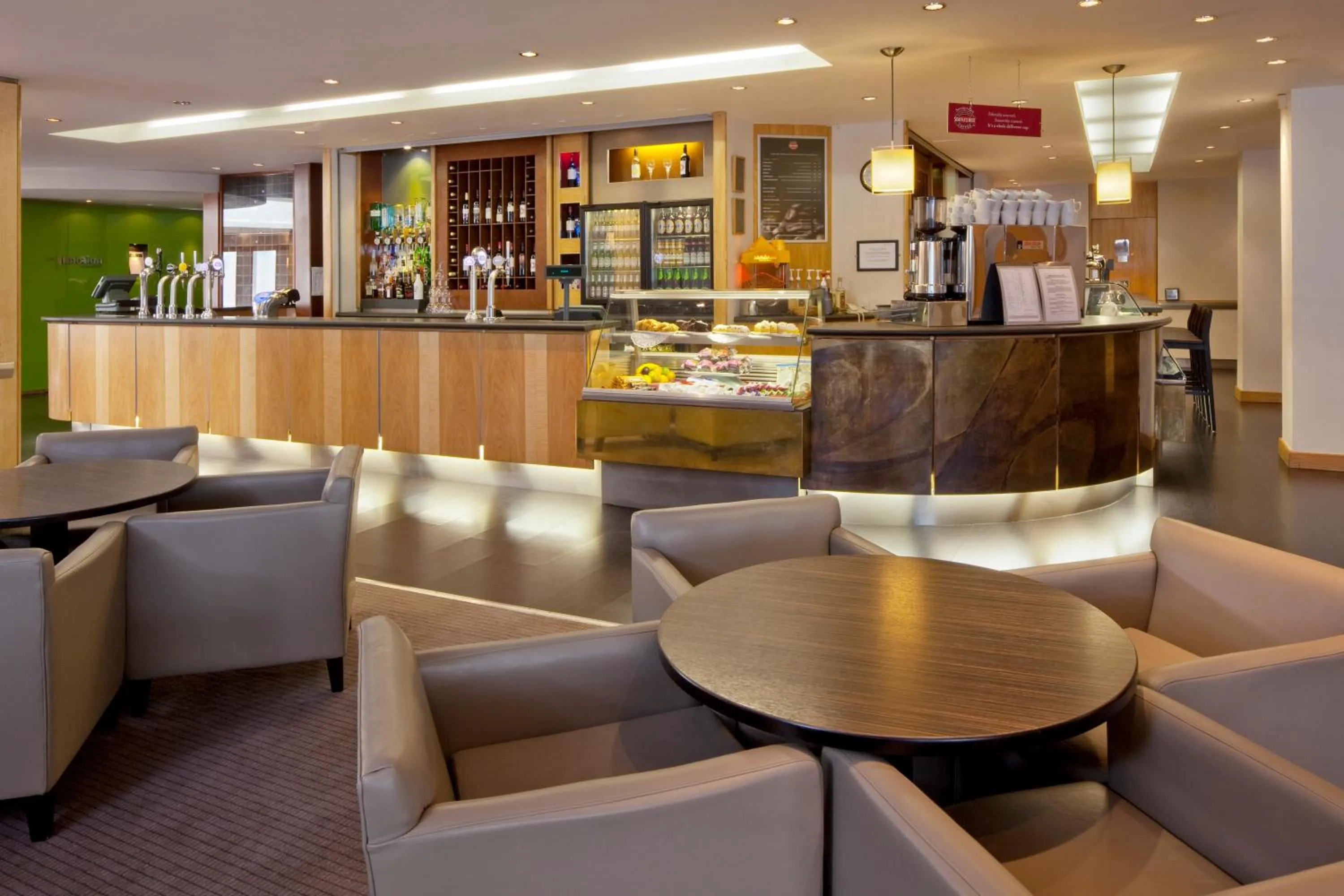 Lounge or bar, Lounge/Bar in Holiday Inn Maidenhead Windsor
