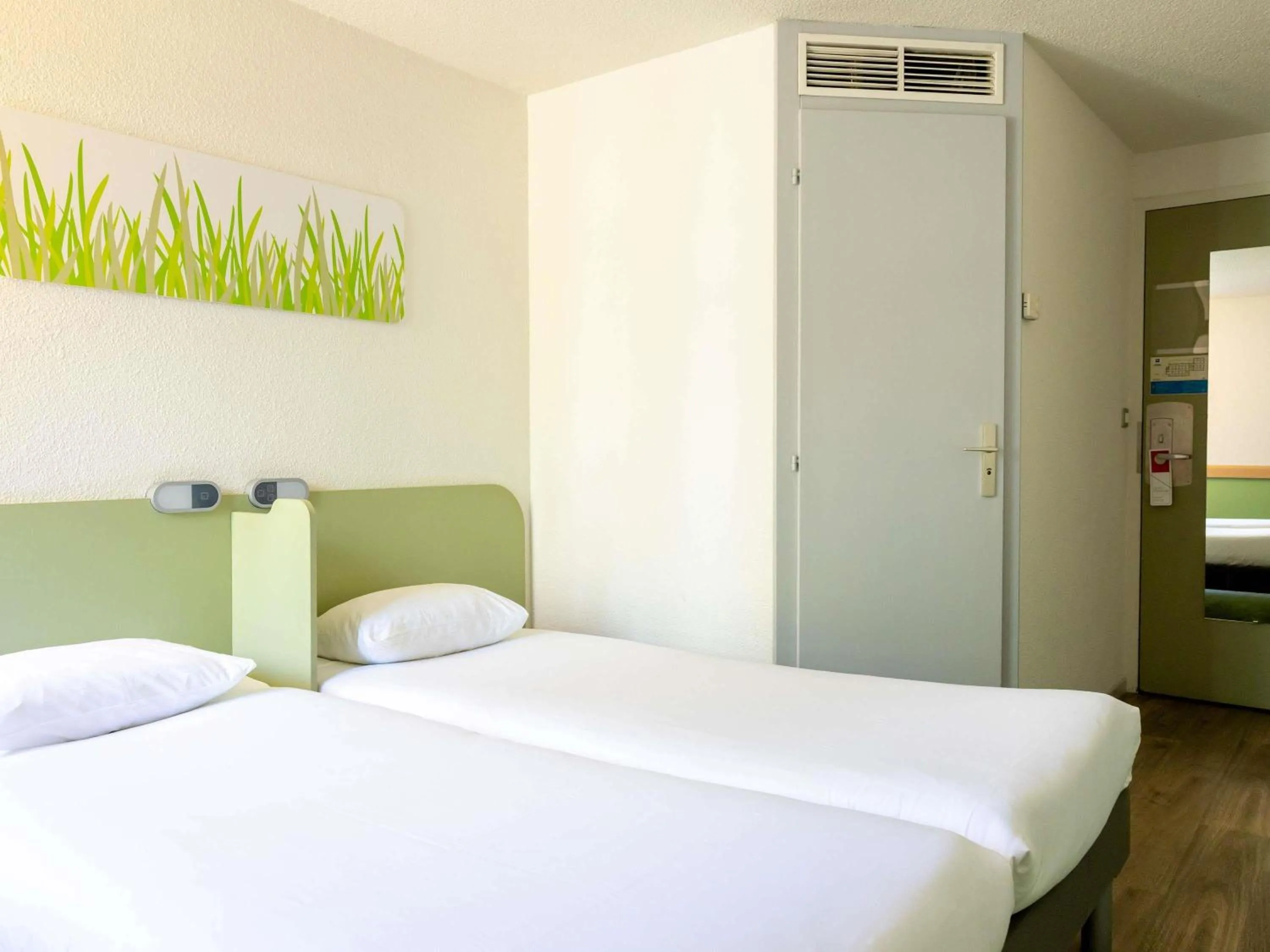 Bedroom, Bed in ibis budget Narbonne Sud A9/A61