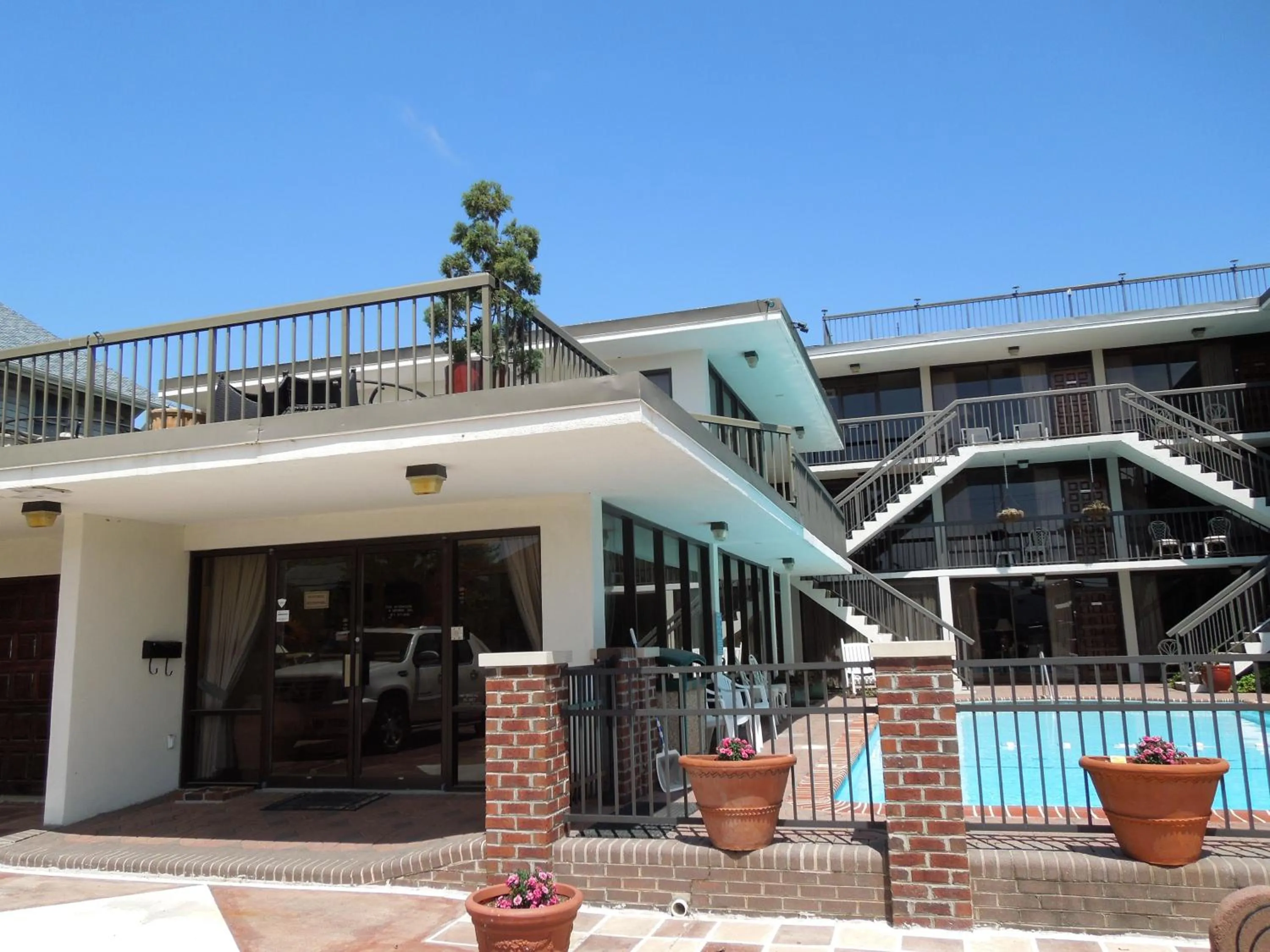 Facade/entrance in Alamar Resort Inn