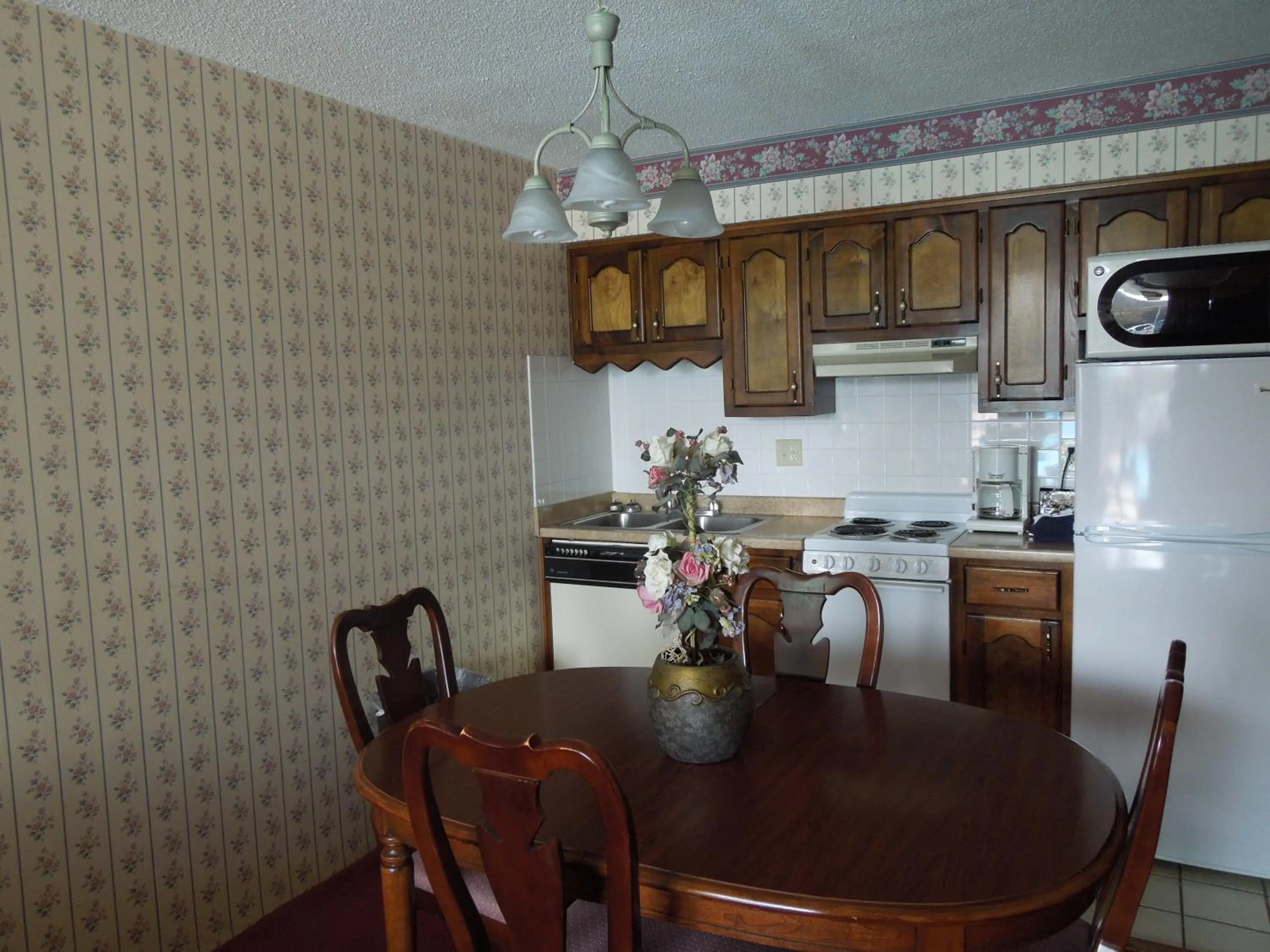 Kitchen or kitchenette in Alamar Resort Inn