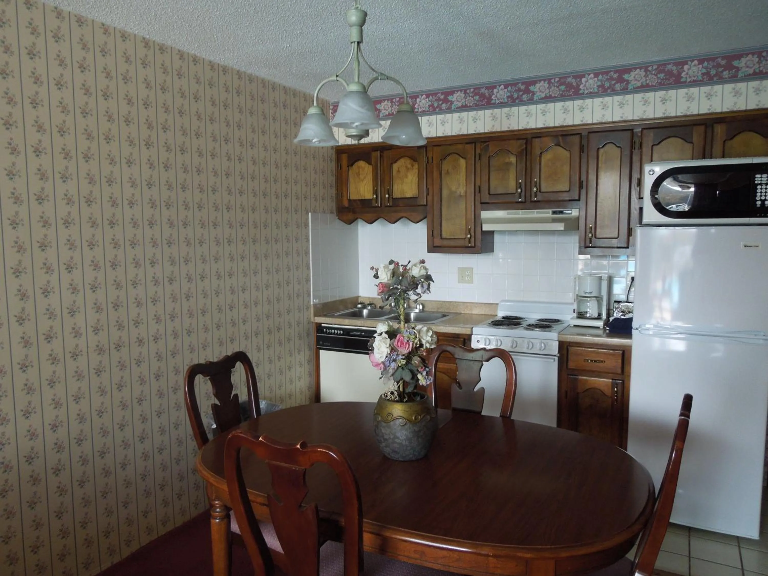 Kitchen or kitchenette in Alamar Resort Inn