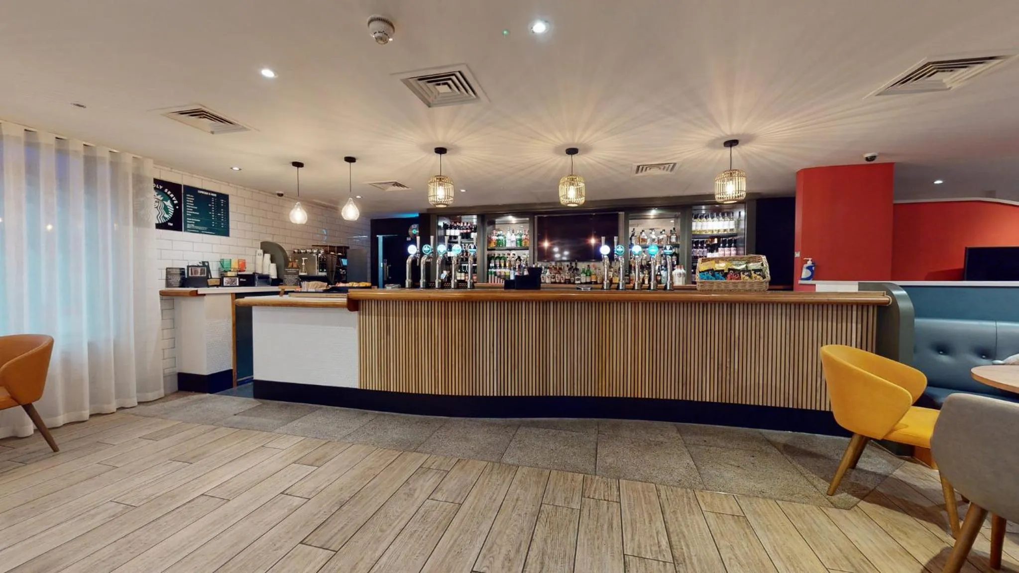 Lounge or bar in Holiday Inn Cardiff City Centre by IHG