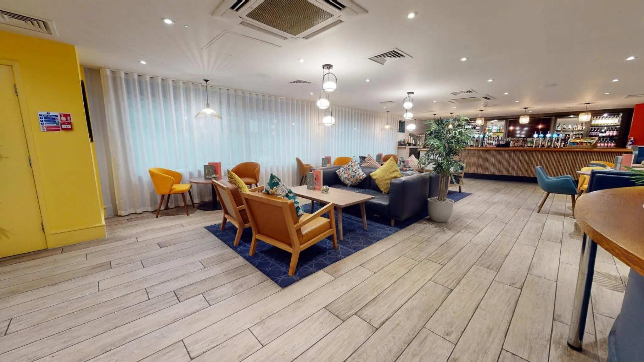 Lounge or bar in Holiday Inn Cardiff City Centre by IHG
