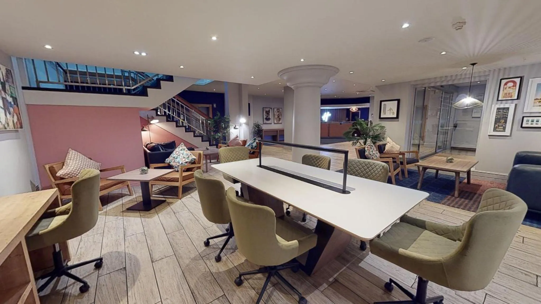 Lounge or bar in Holiday Inn Cardiff City Centre by IHG