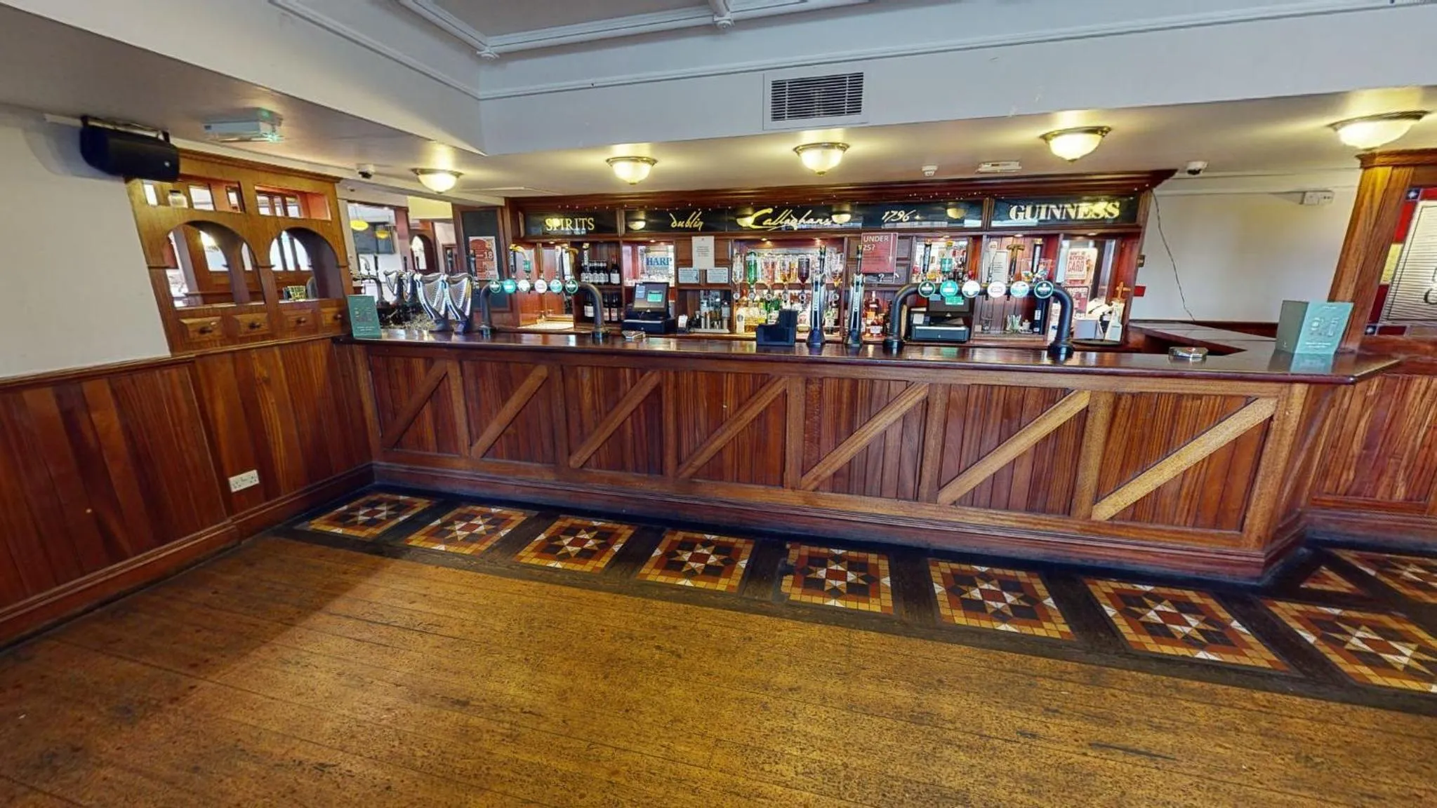 Lounge or bar in Holiday Inn Cardiff City Centre by IHG