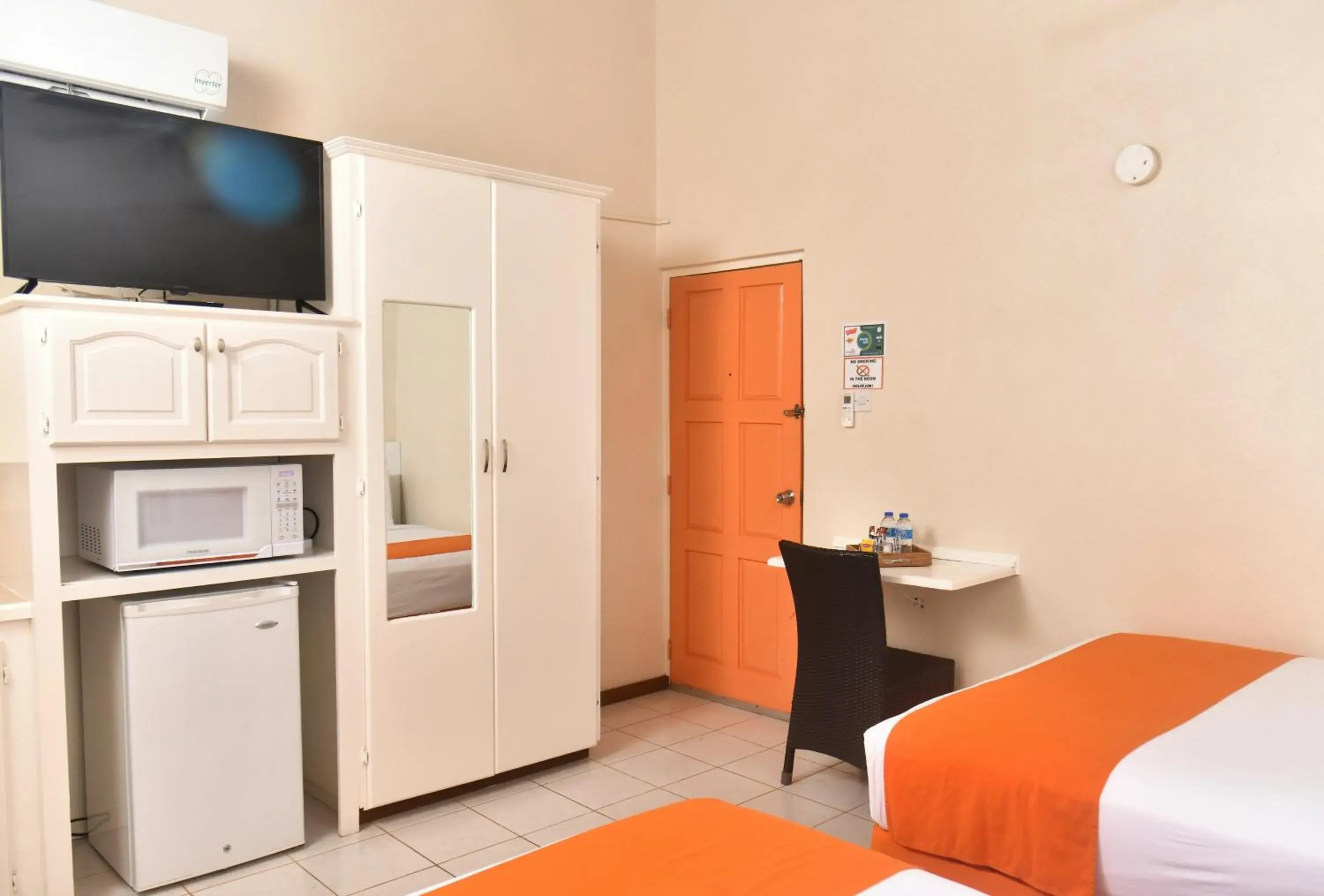 Double Room with Pool View in Melbourne Inn Double Room with Pool View in Melbourne Inn