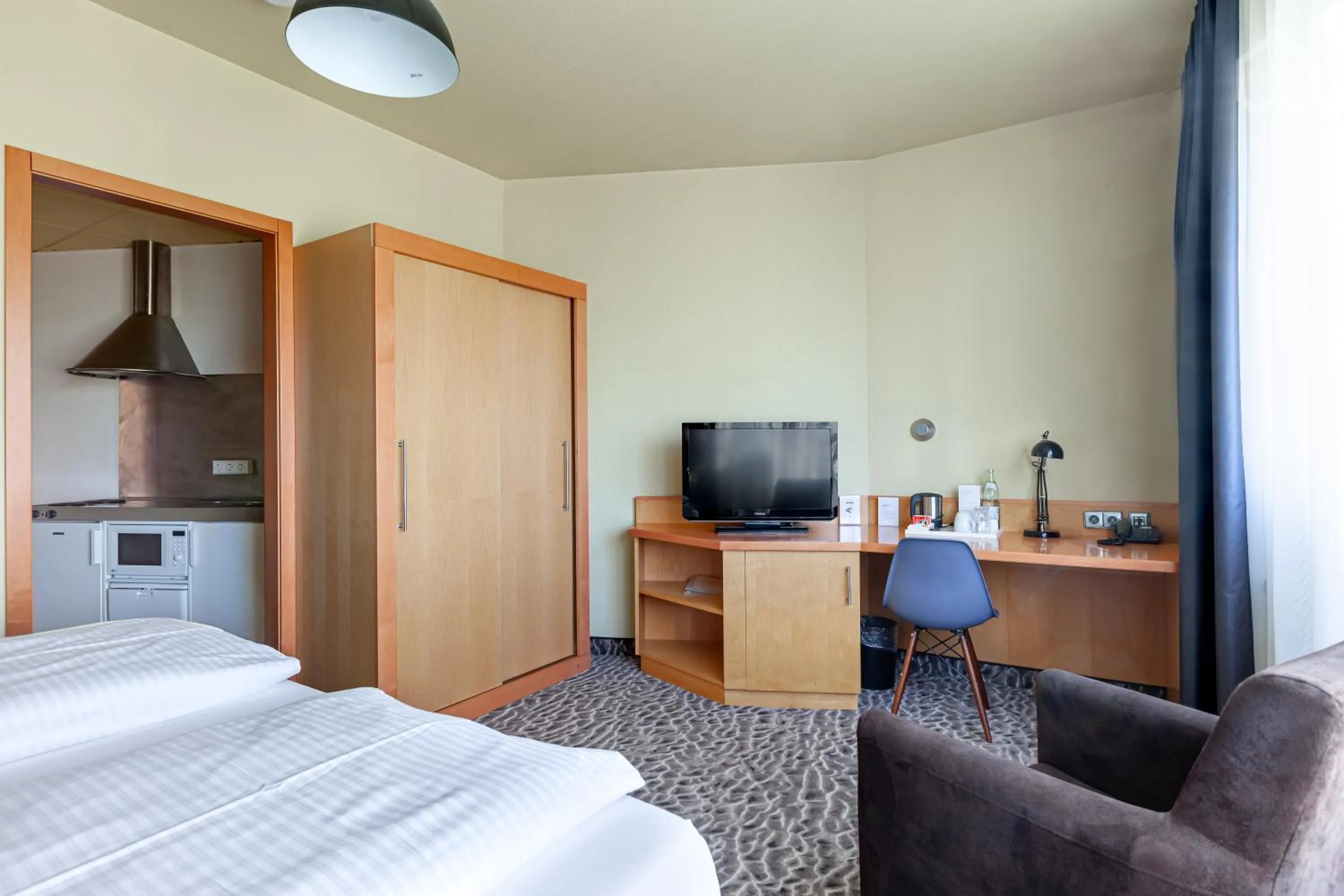 Photo of the whole room, Bed in DOBLERGREEN Hotel Stuttgart-Gerlingen