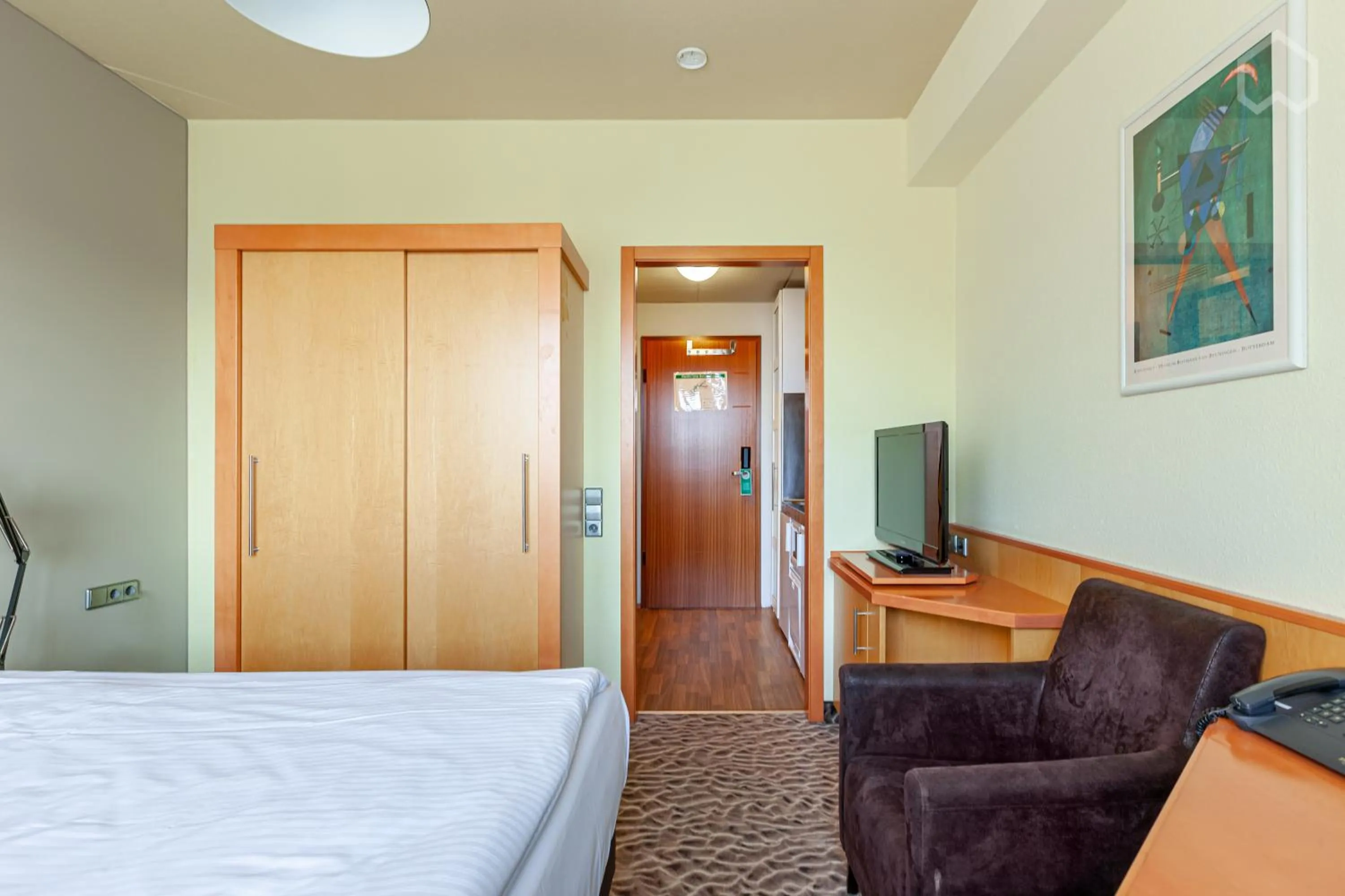 Photo of the whole room, Bed in DOBLERGREEN Hotel Stuttgart-Gerlingen