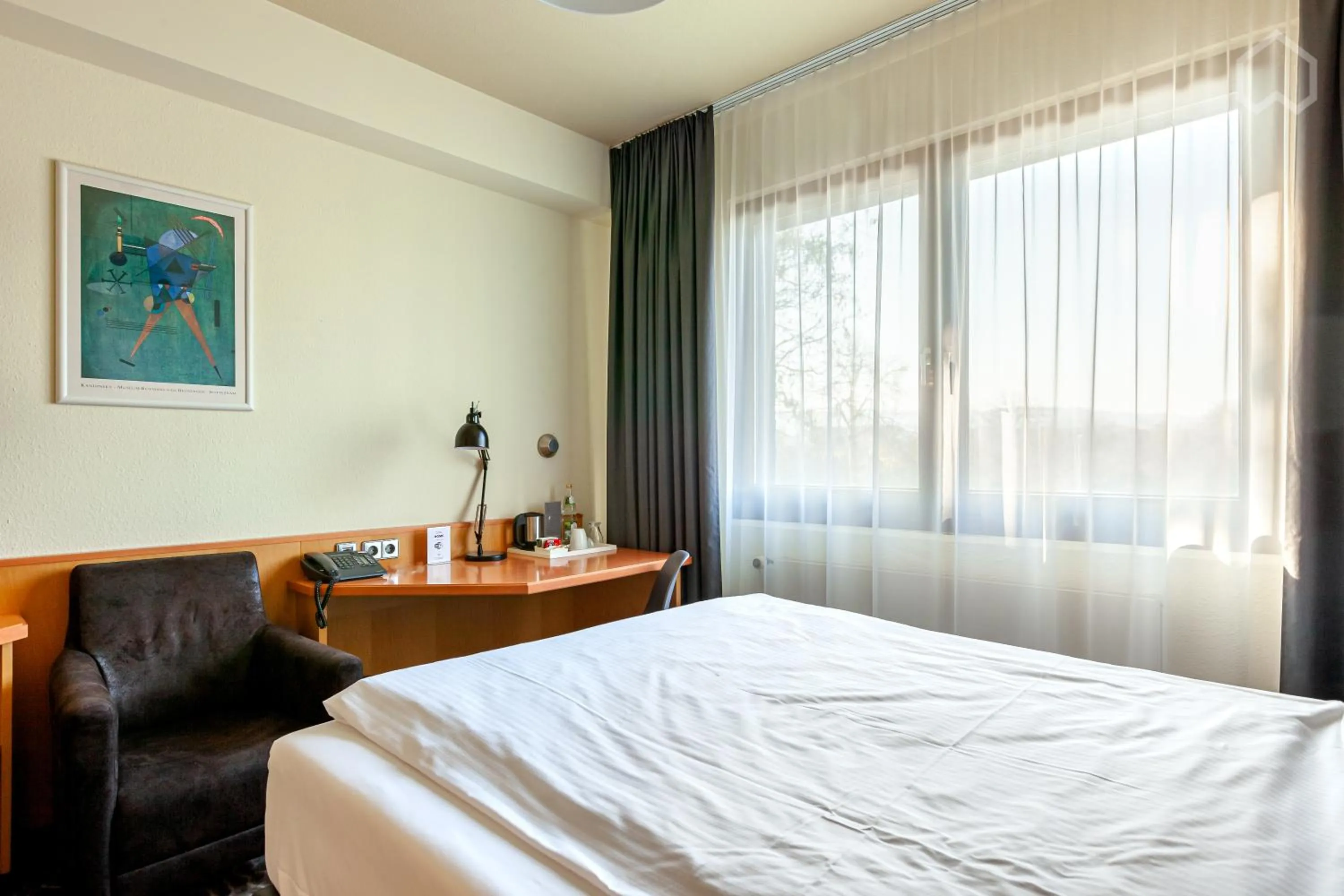 Photo of the whole room, Bed in DOBLERGREEN Hotel Stuttgart-Gerlingen