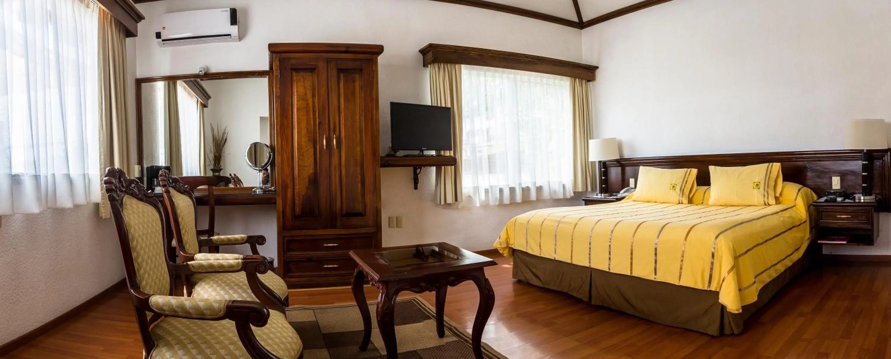 Photo of the whole room, Bed in Casa de la Loma