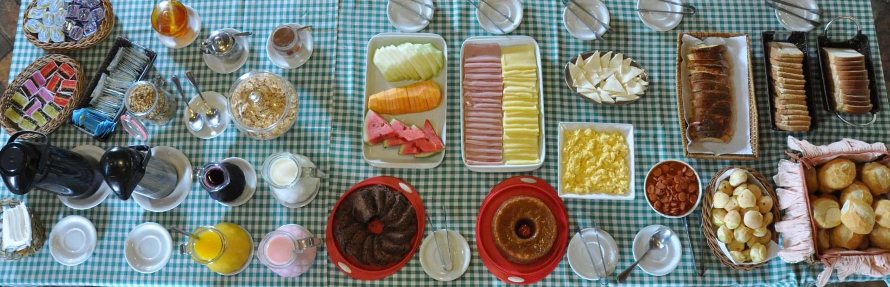 Buffet breakfast in Pousada Beco da Lua