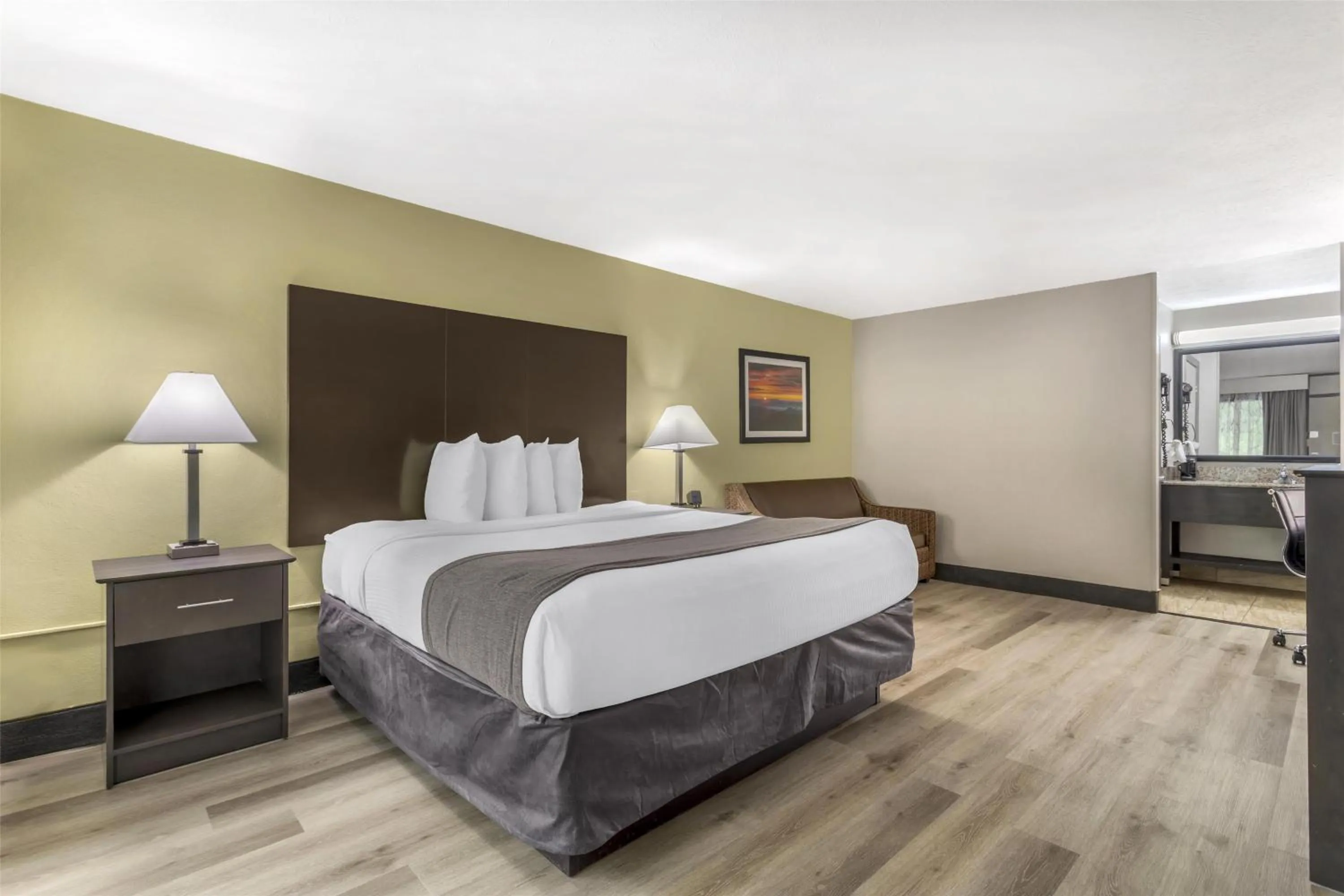 Bedroom, Bed in Best Western Asheville-Blue Ridge Parkway