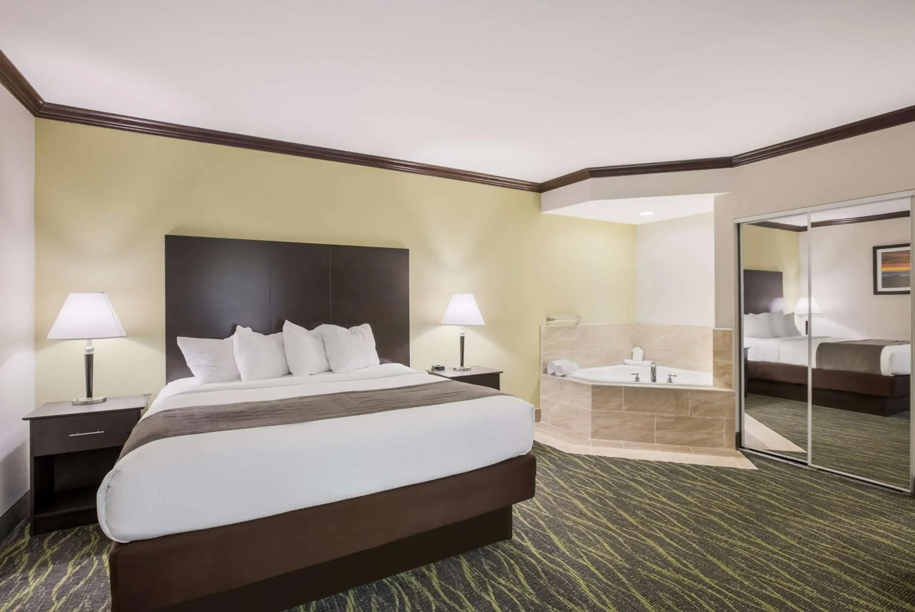 King Room with Roll-In Shower and Jetted Tub - Mobility Accessible/Non-Smoking in Best Western Asheville Tunnel Road King Room with Roll-In Shower and Jetted Tub - Mobility Accessible/Non-Smoking in Best Western Asheville Tunnel Road