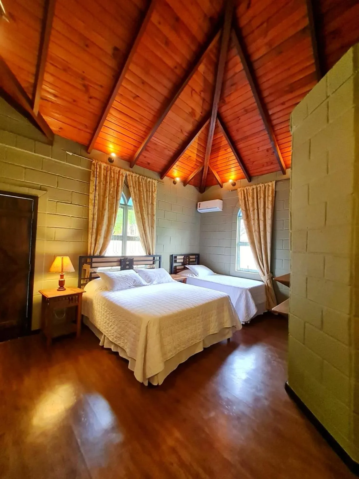 Bedroom, Bed in Pousada Camelot Inn