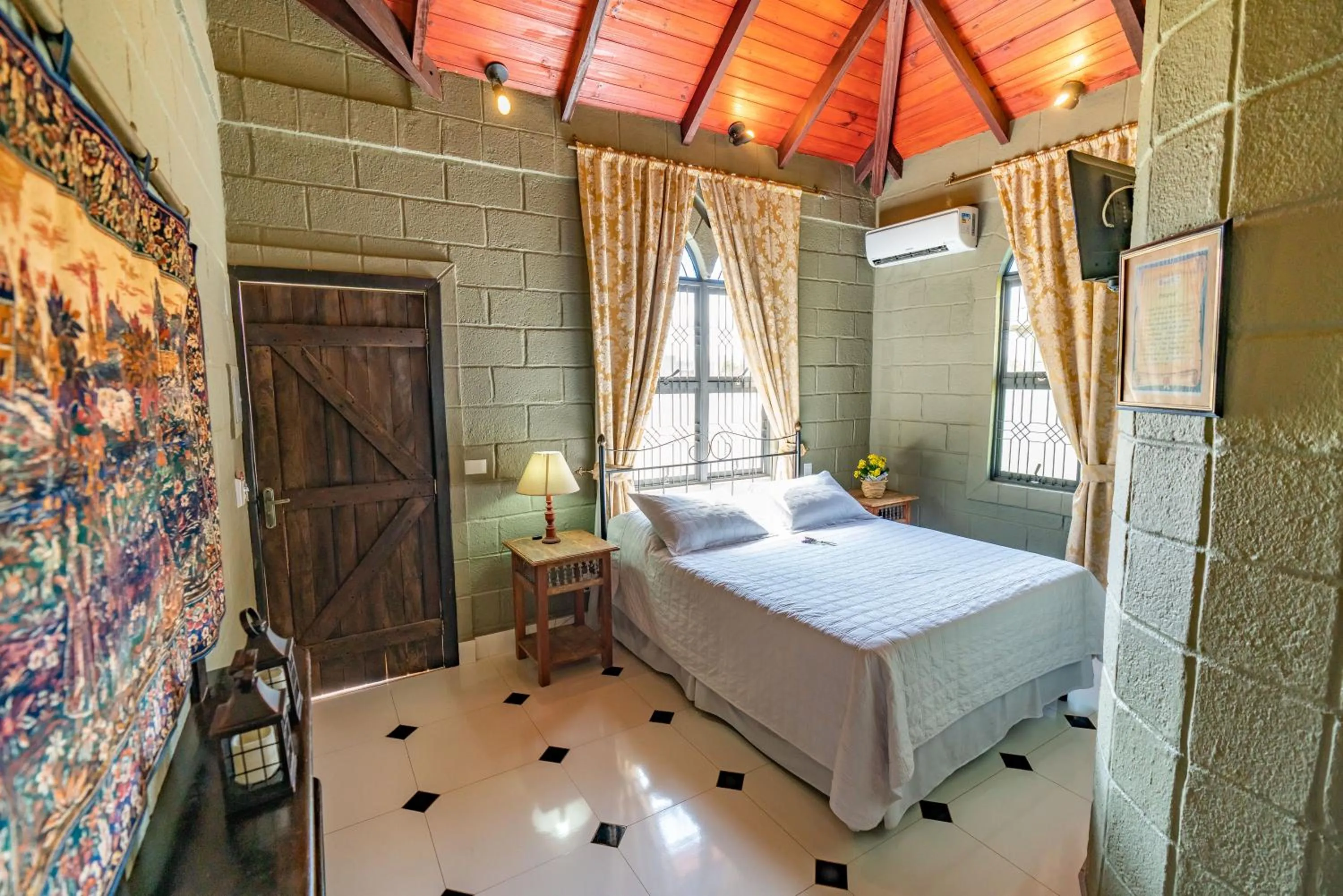 Bedroom, Bed in Pousada Camelot Inn