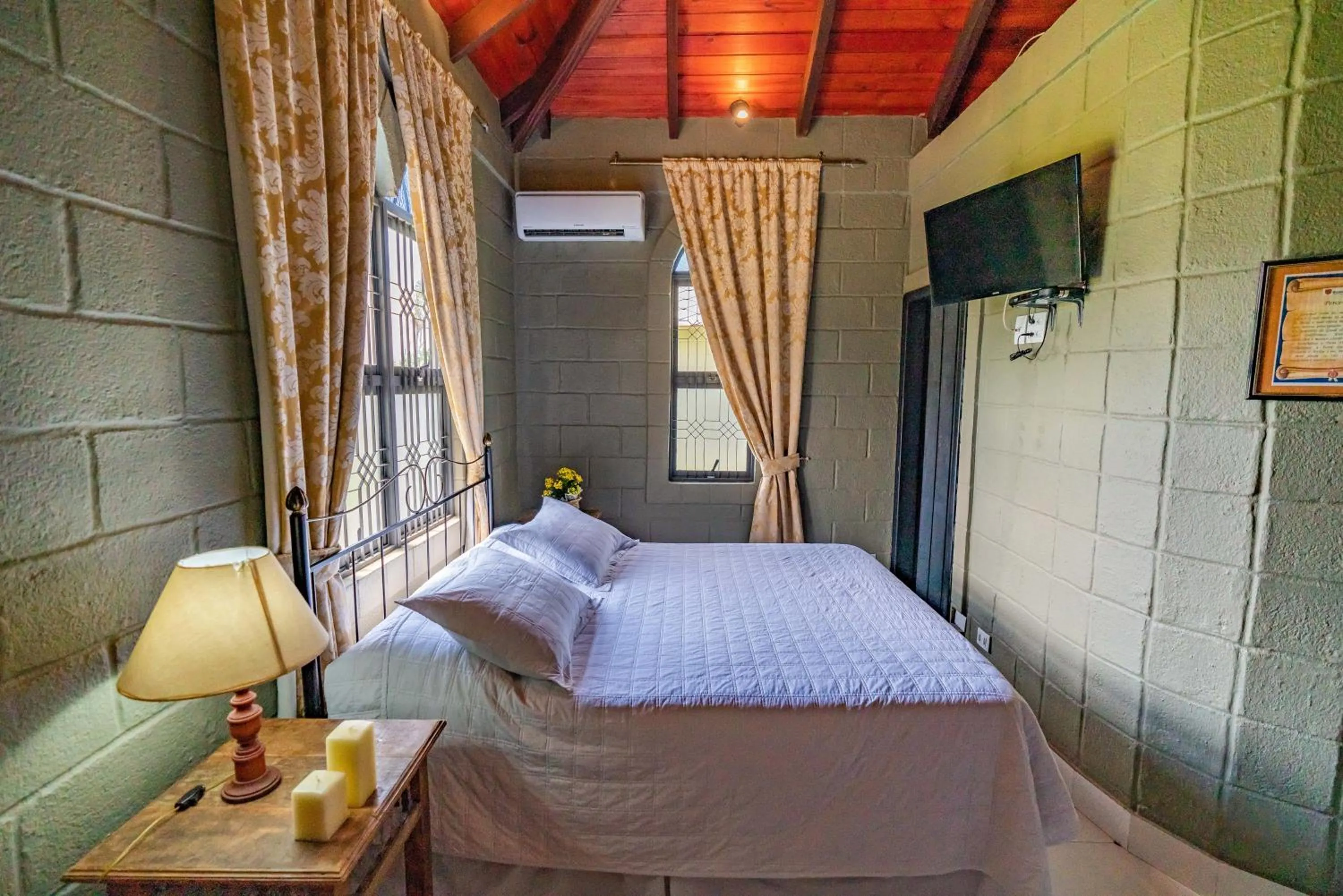 Bedroom, Bed in Pousada Camelot Inn