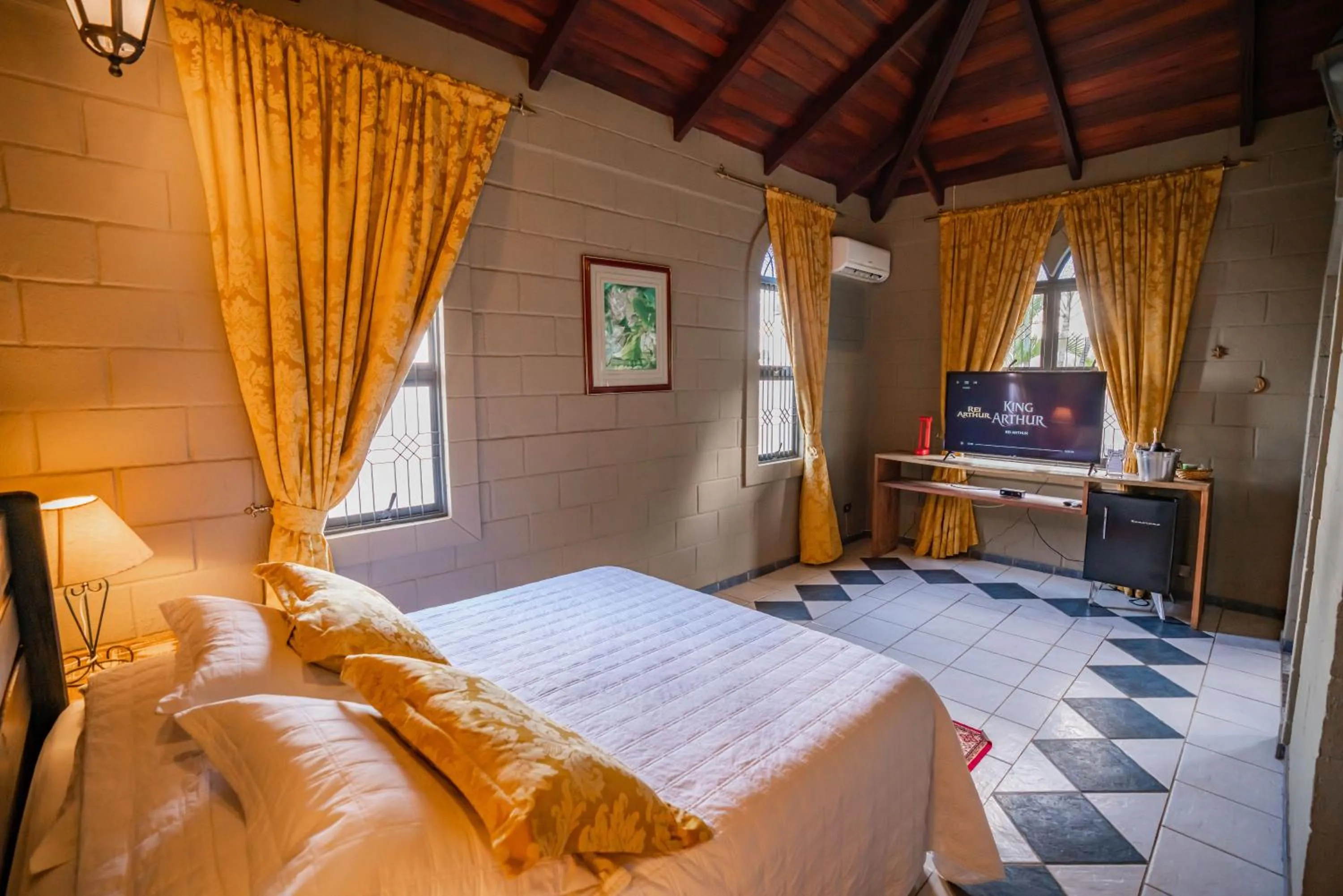 Bedroom, Bed in Pousada Camelot Inn