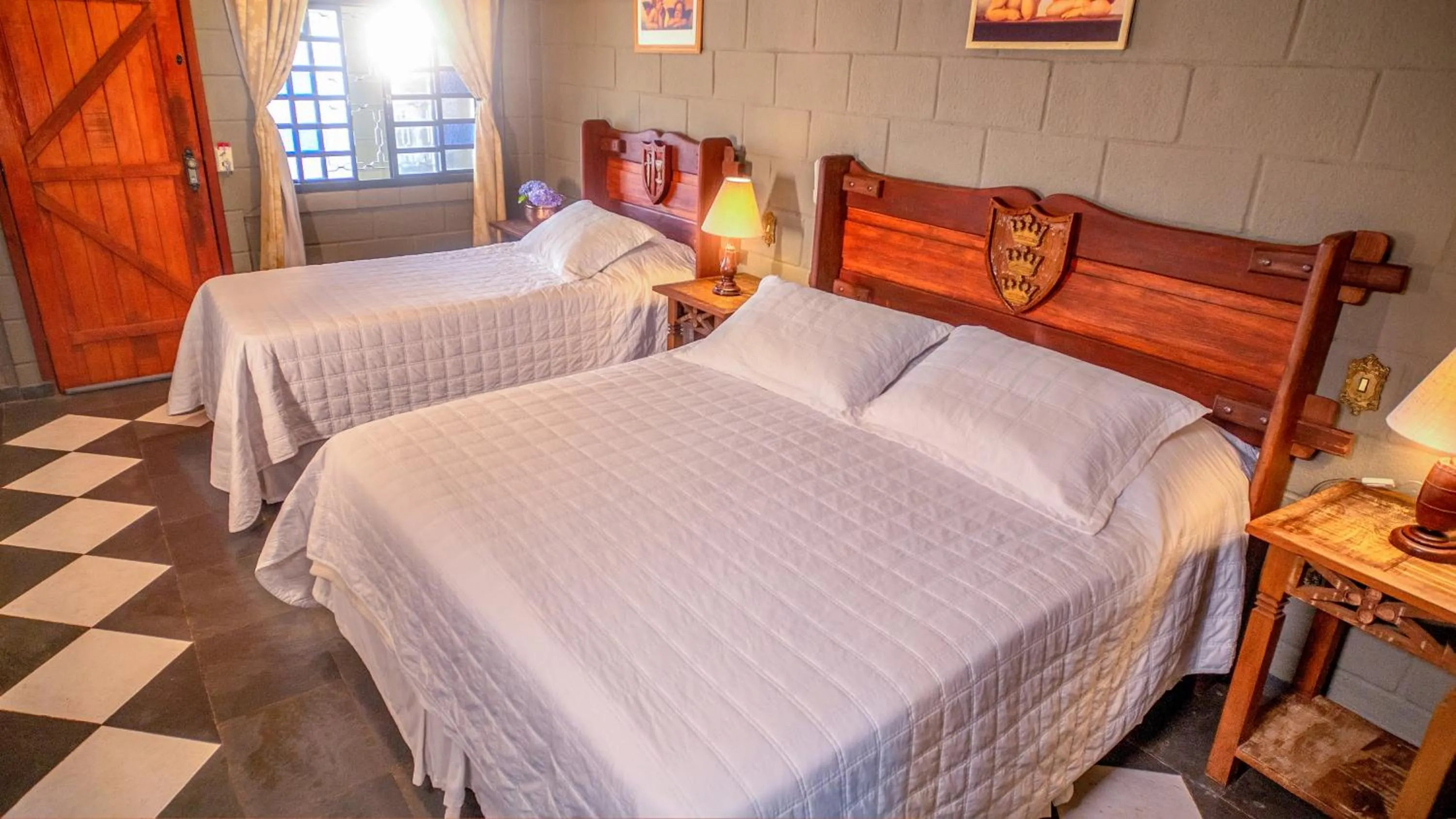 Bed in Pousada Camelot Inn