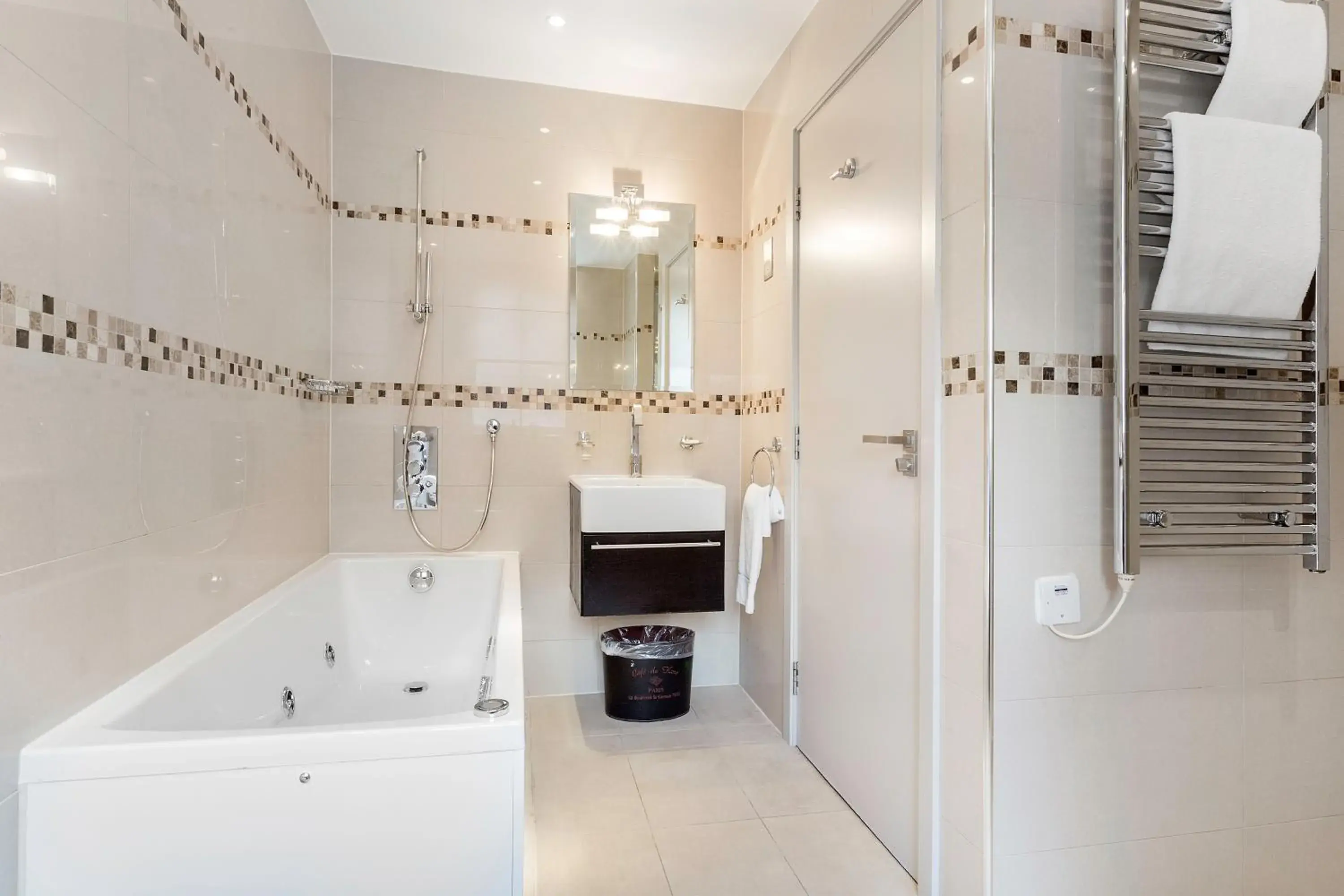 Superior Two-Bedroom Apartment in Arlington House Apartments Superior Two-Bedroom Apartment in Arlington House Apartments