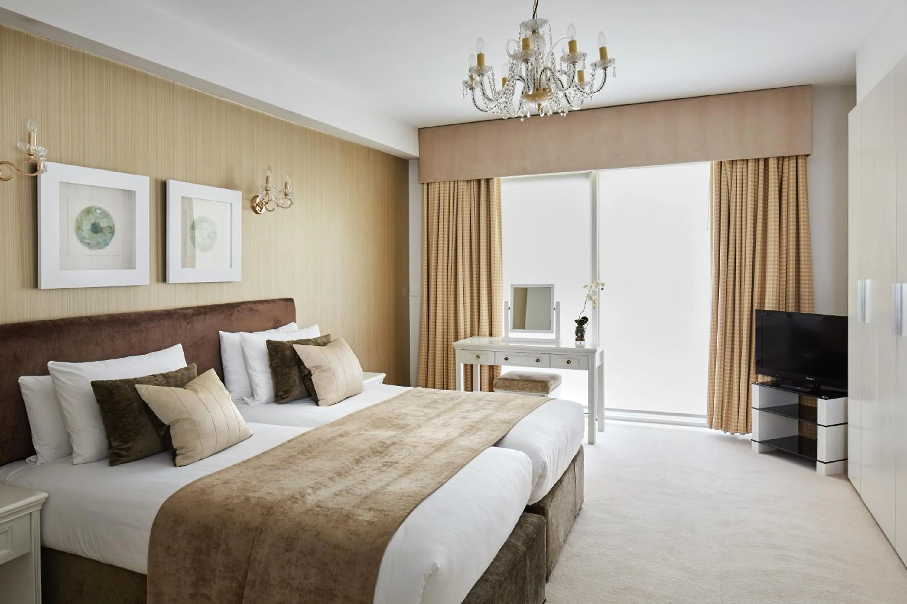 Superior Duplex Three-Bedroom Apartment with Garden View in Arlington House Apartments