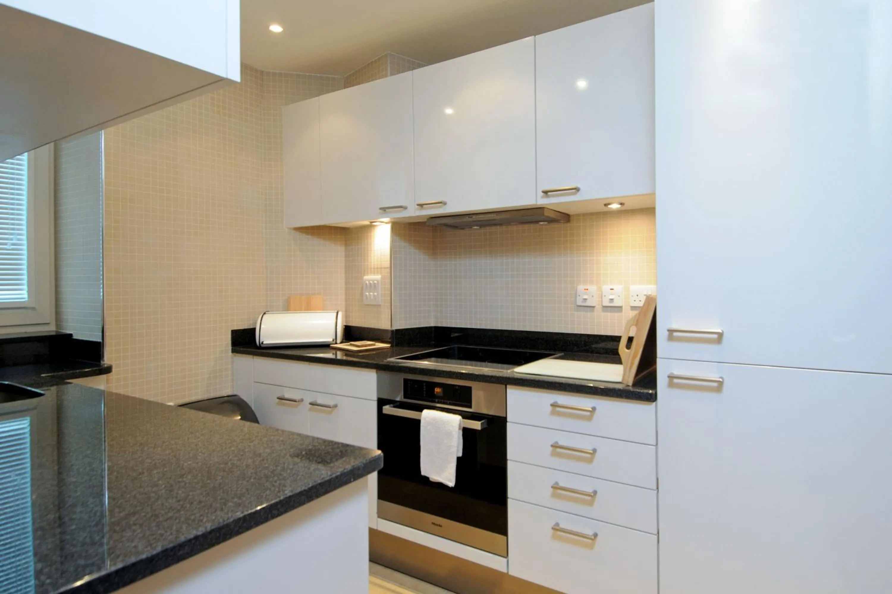 Kitchen or kitchenette in Arlington House Apartments