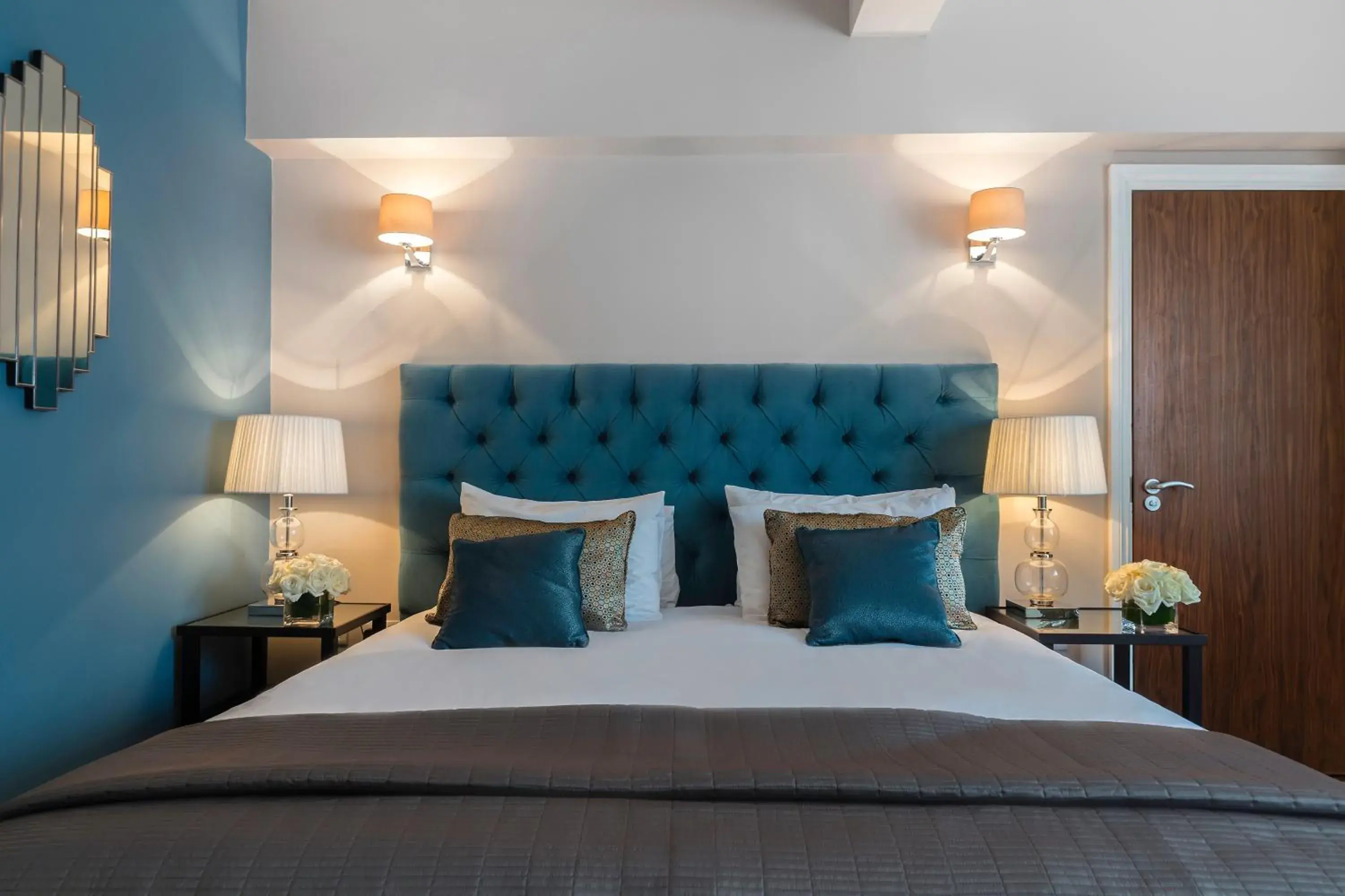 Executive One-Bedroom Apartment with Street View in Arlington House Apartments Executive One-Bedroom Apartment with Street View in Arlington House Apartments