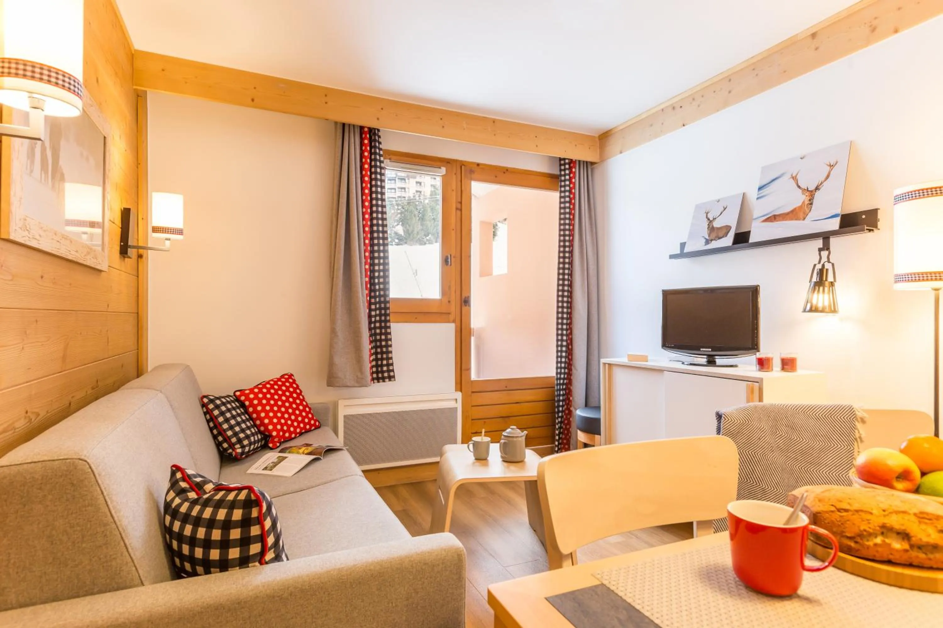 Communal lounge/ TV room in Résidence Pierre & Vacances Aconit