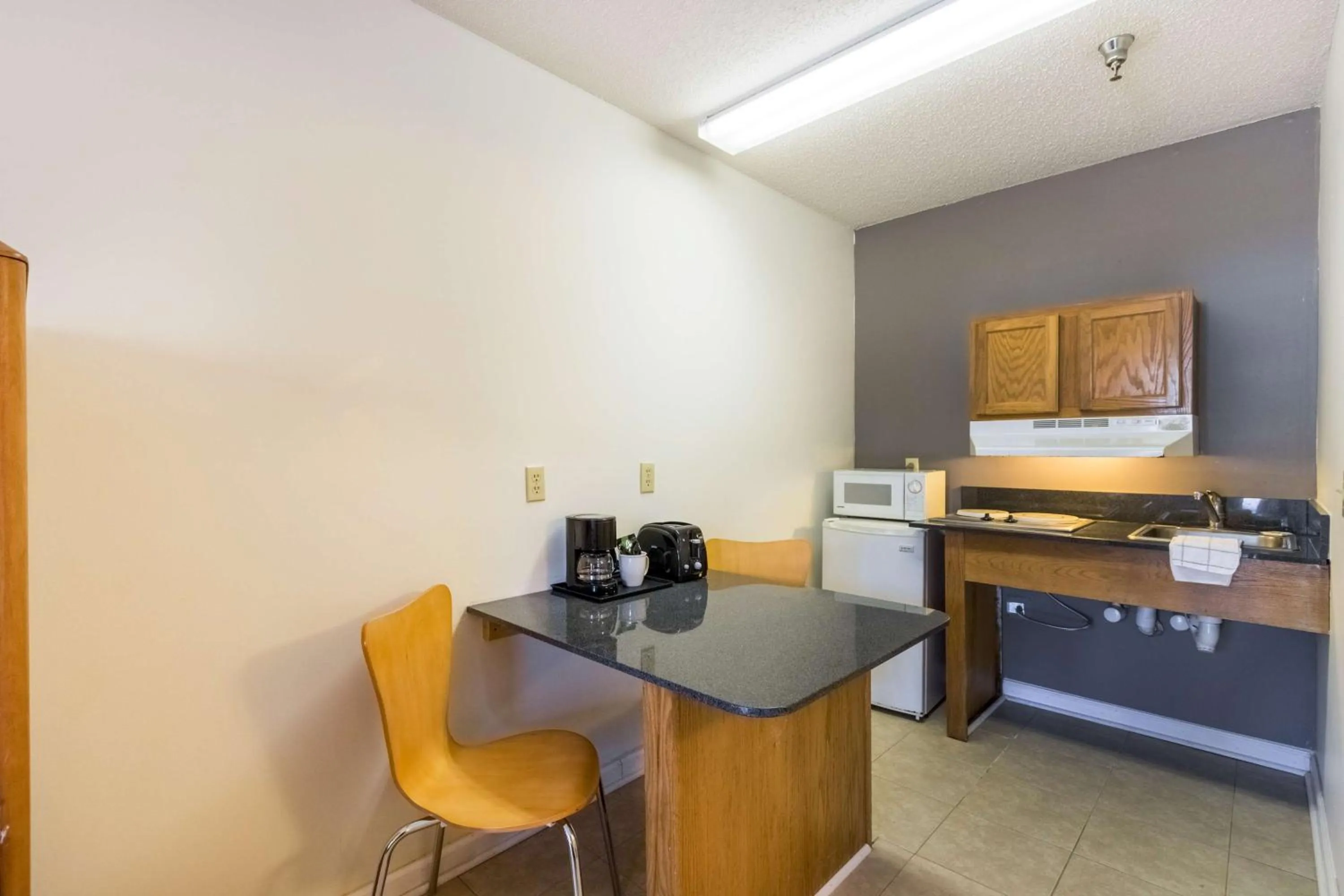 Kitchen or kitchenette in Studio 6-Statesboro, GA