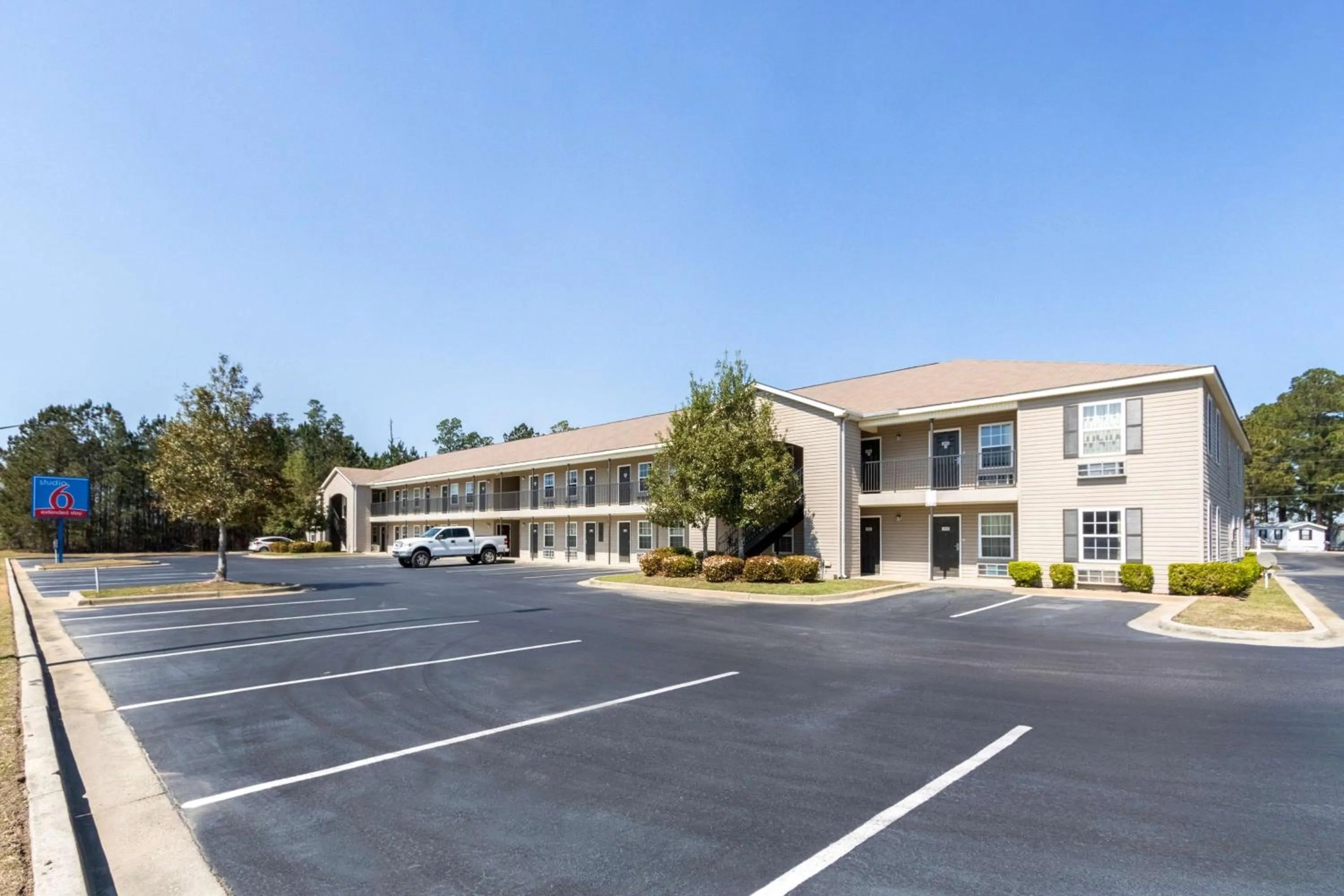 Property building in Studio 6-Statesboro, GA