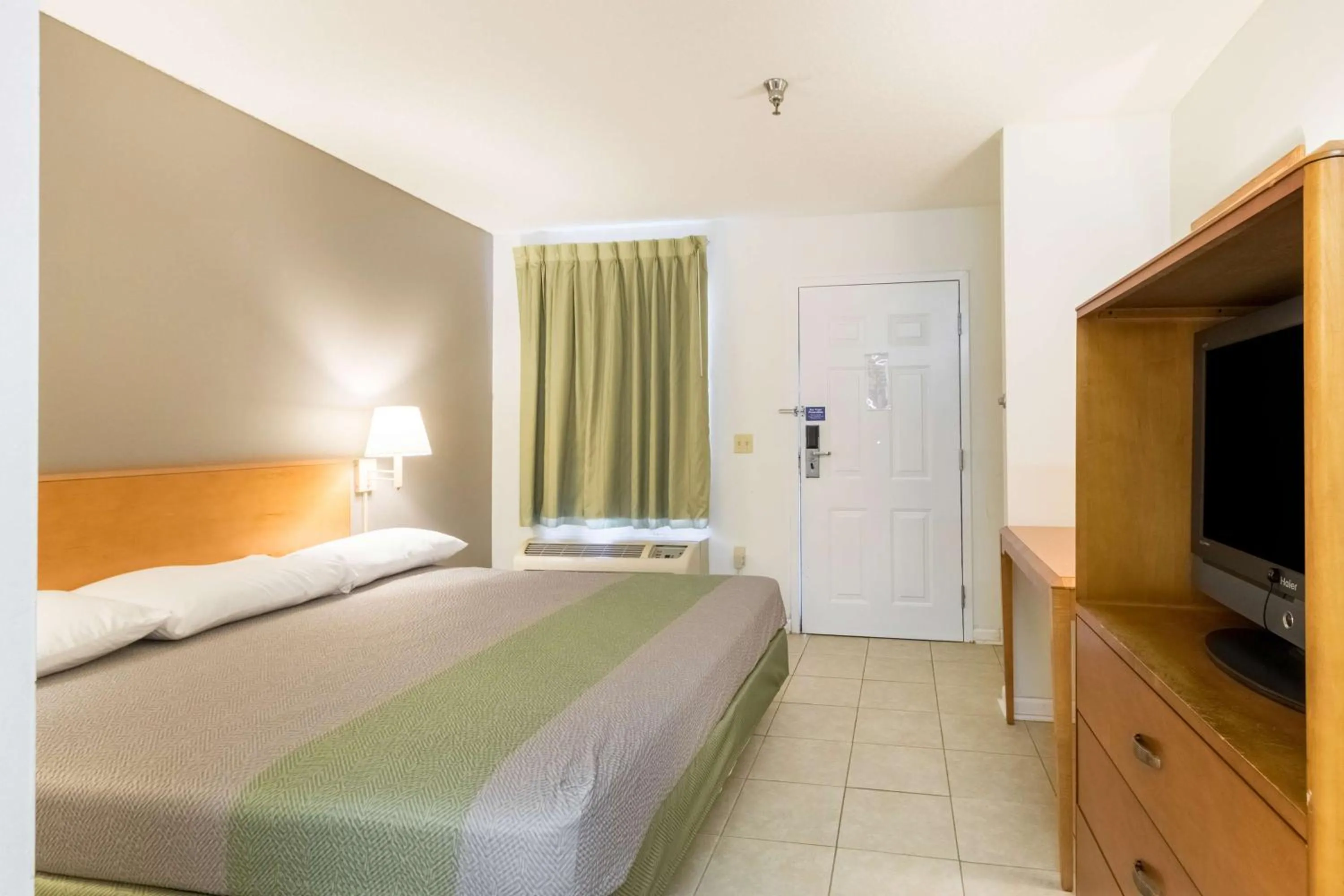 TV and multimedia, Bed in Studio 6-Statesboro, GA