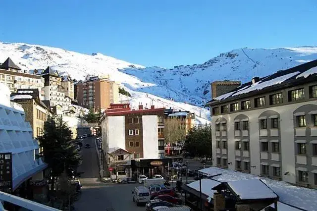 Two-Bedroom Apartment in TODOSIERRANEVADA ZONA BAJA - MONTBLANC VISTAS A LA MONTANA - Junto a los Telecabinas Two-Bedroom Apartment in TODOSIERRANEVADA ZONA BAJA - MONTBLANC VISTAS A LA MONTANA - Junto a los Telecabinas