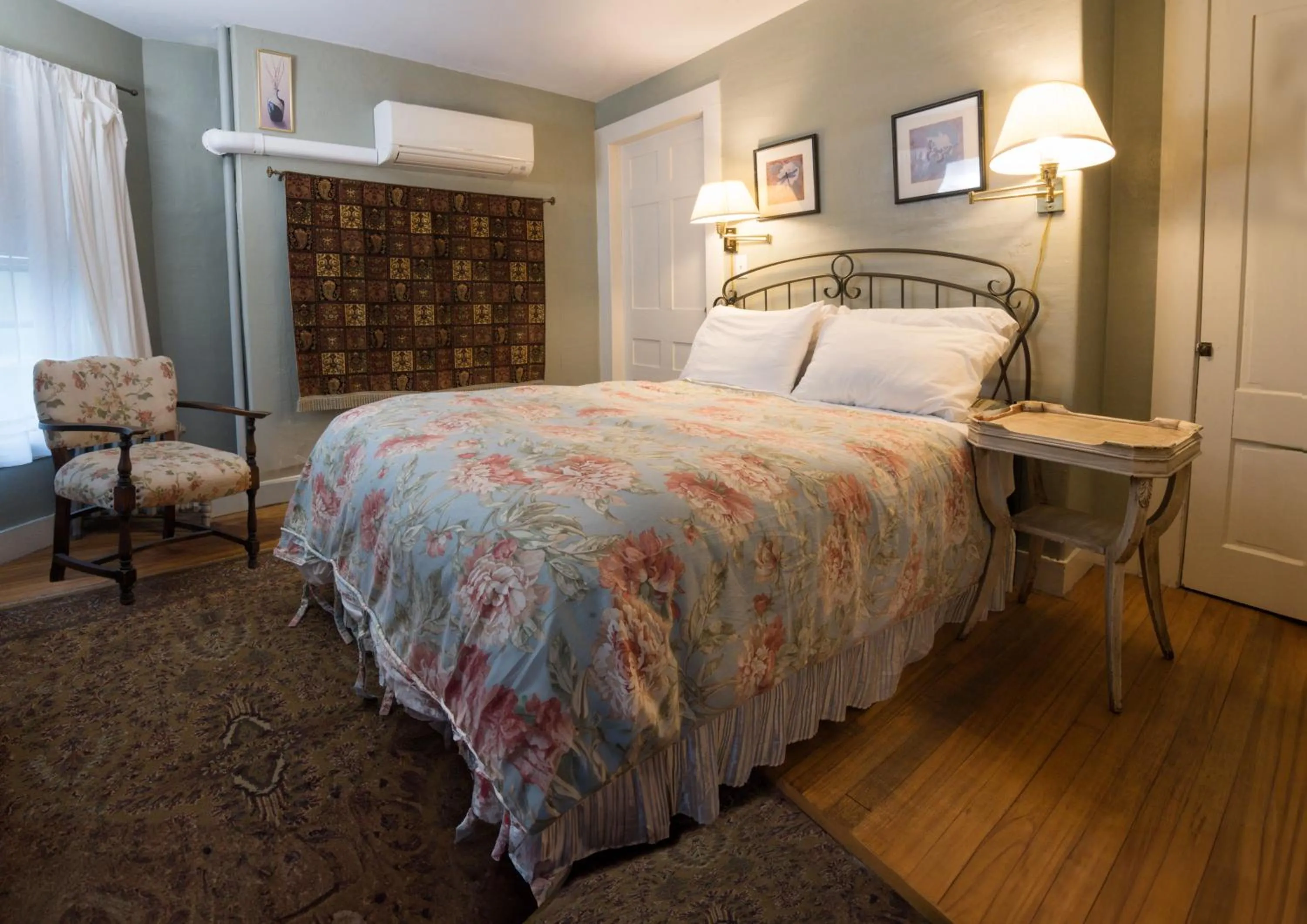 Bed in The Monadnock Inn