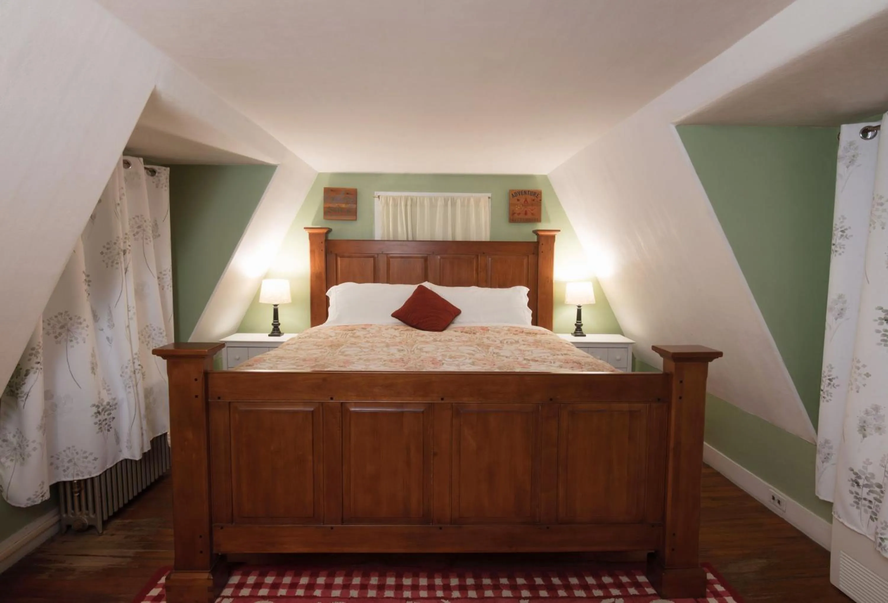 Bed in The Monadnock Inn