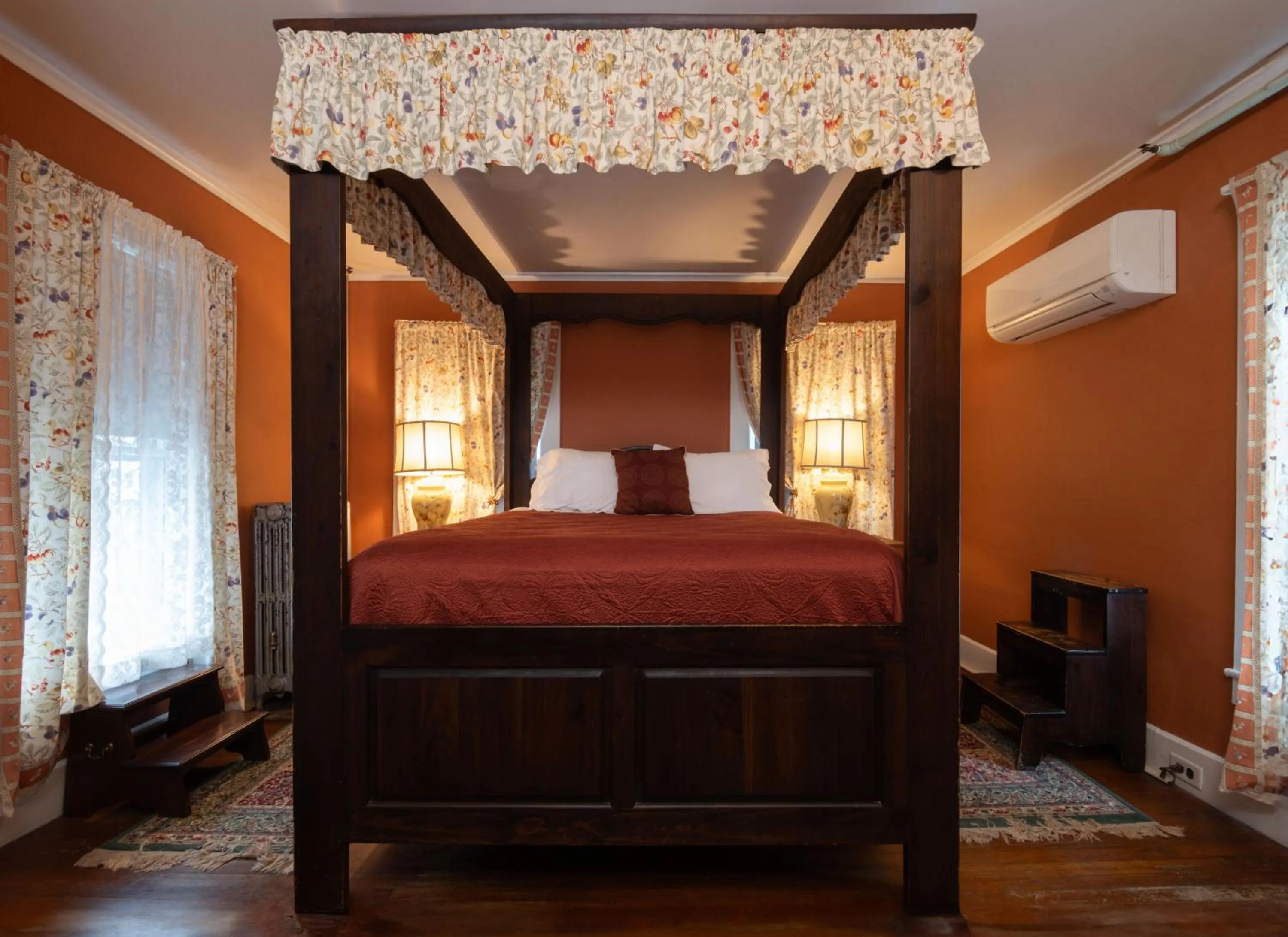 Bed in The Monadnock Inn