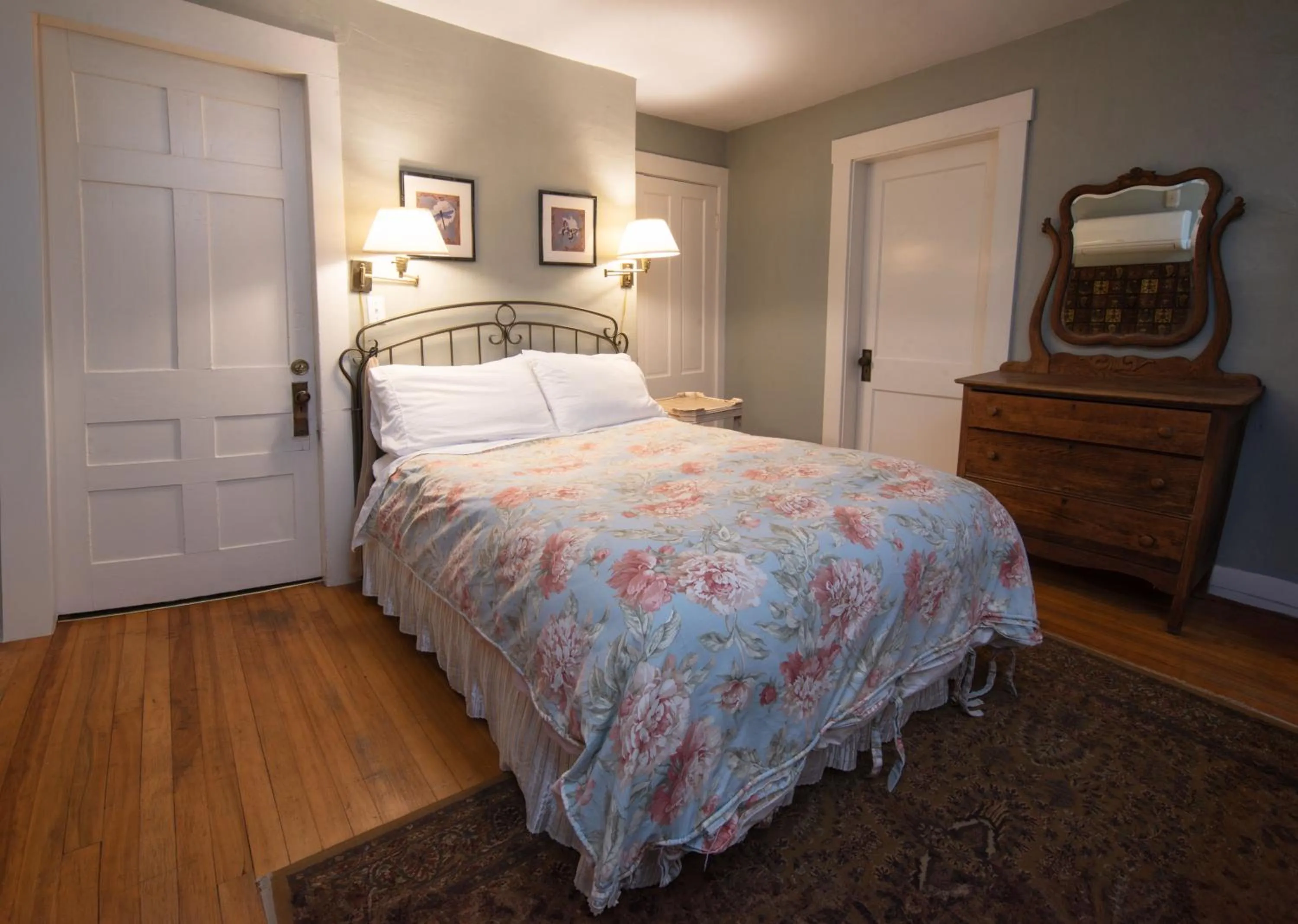 Bed in The Monadnock Inn