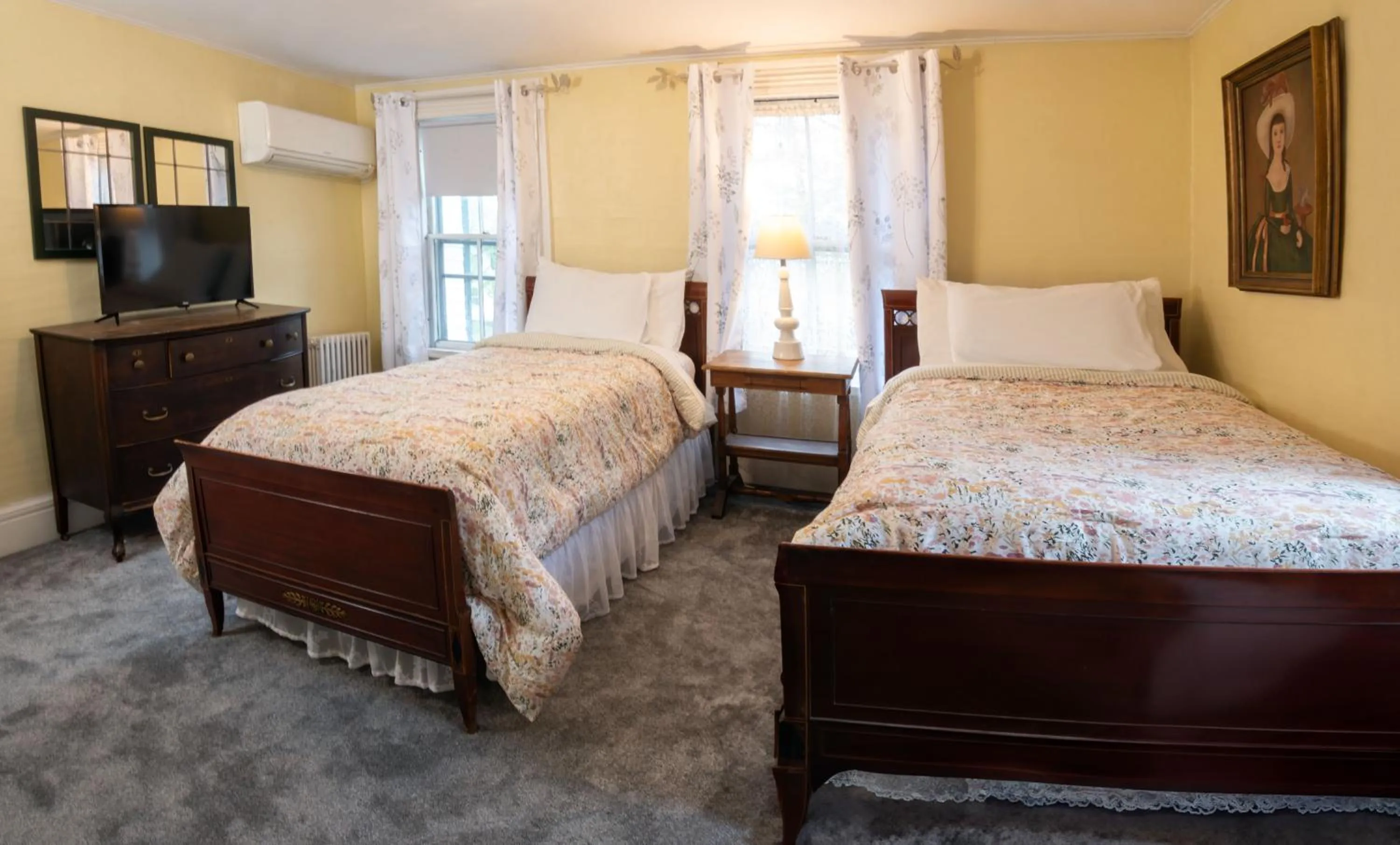 Bed in The Monadnock Inn