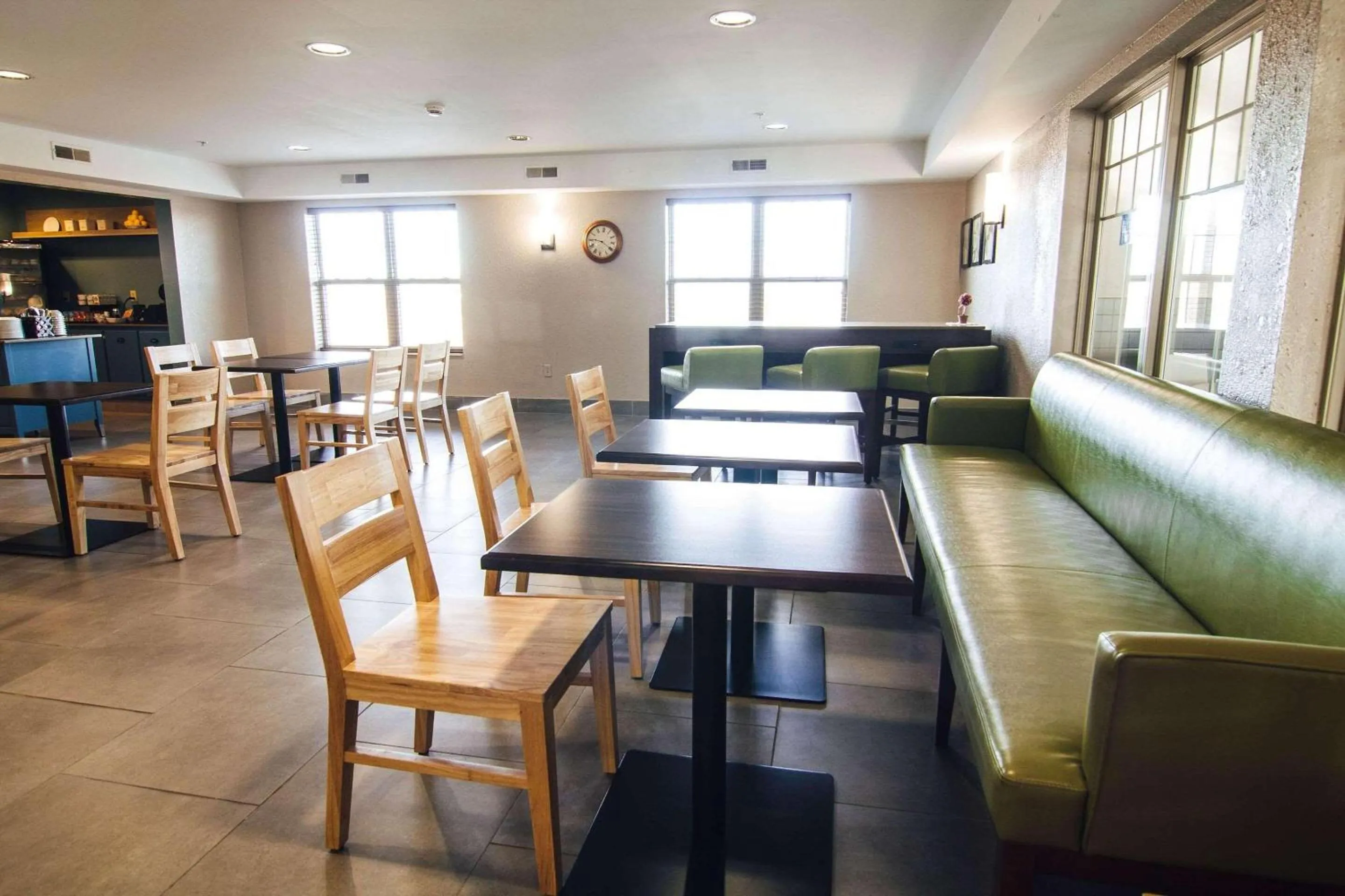 Breakfast in Country Inn & Suites by Radisson, Stockton, IL