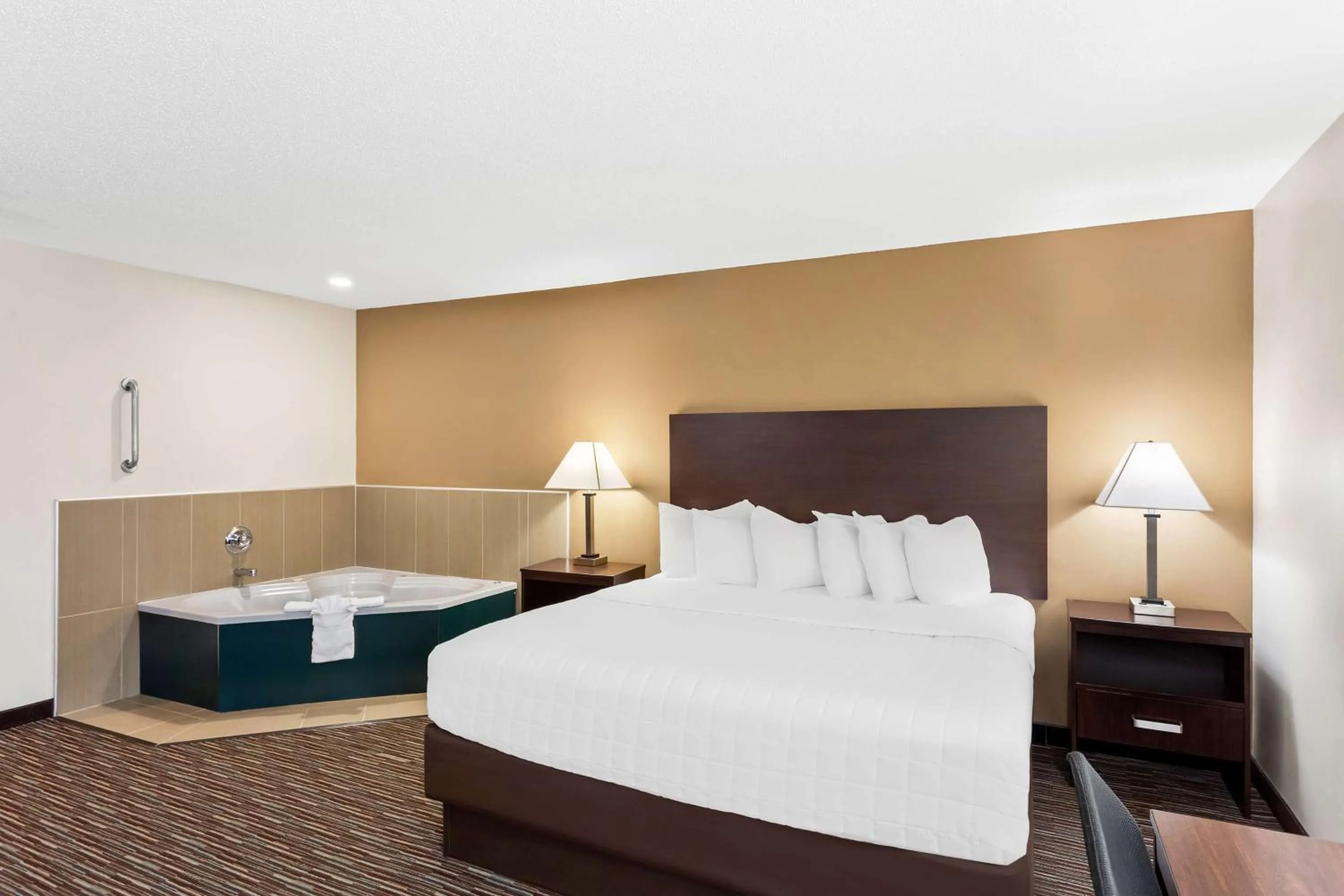 Photo of the whole room, Bed in SureStay by Best Western Grayson