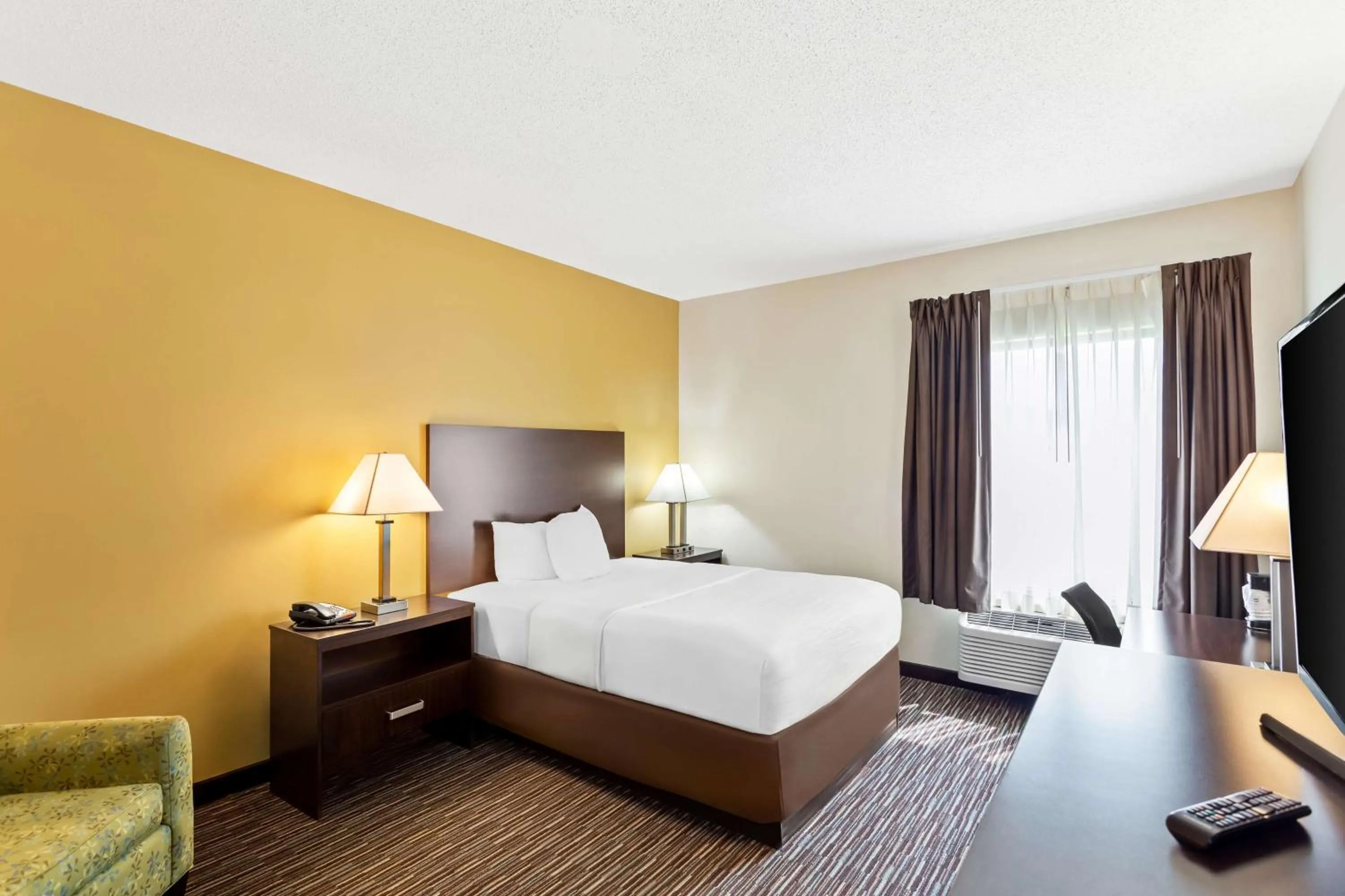 Bedroom, Bed in SureStay by Best Western Grayson