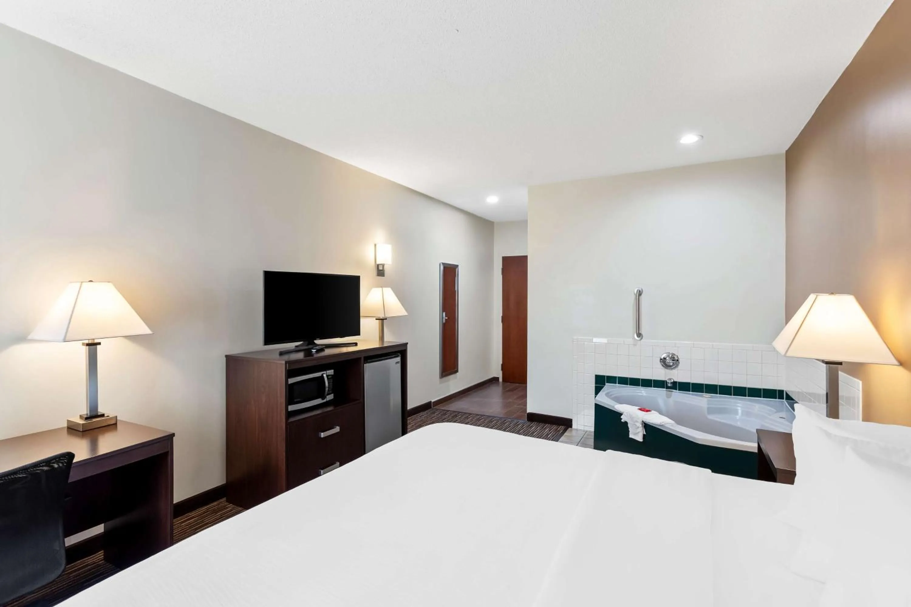 Photo of the whole room, Bed in SureStay by Best Western Grayson